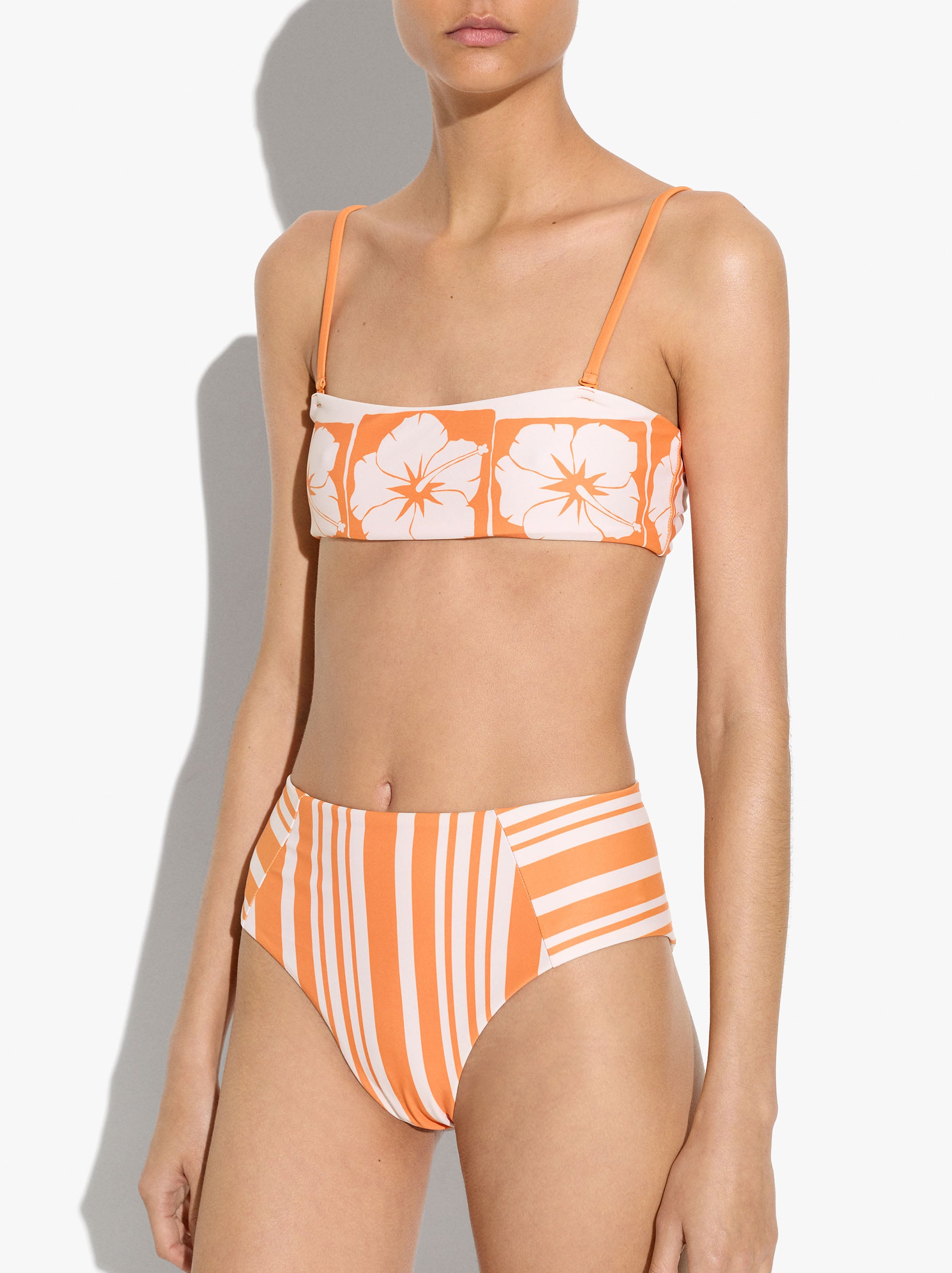 Top biquini bandeau con estampat floral image number 1.0