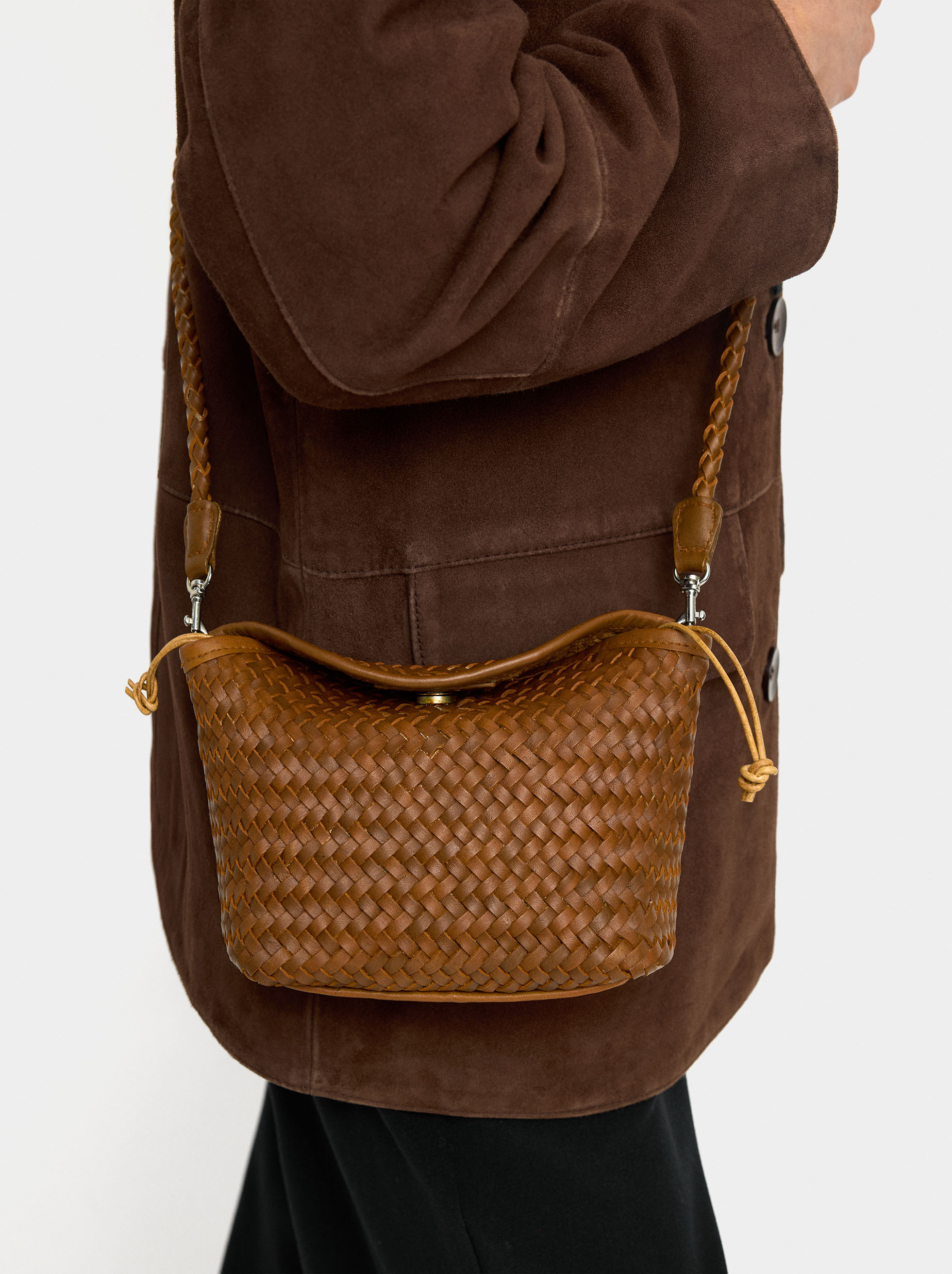 Bolso bandolera de piel trenzada image number 6.0