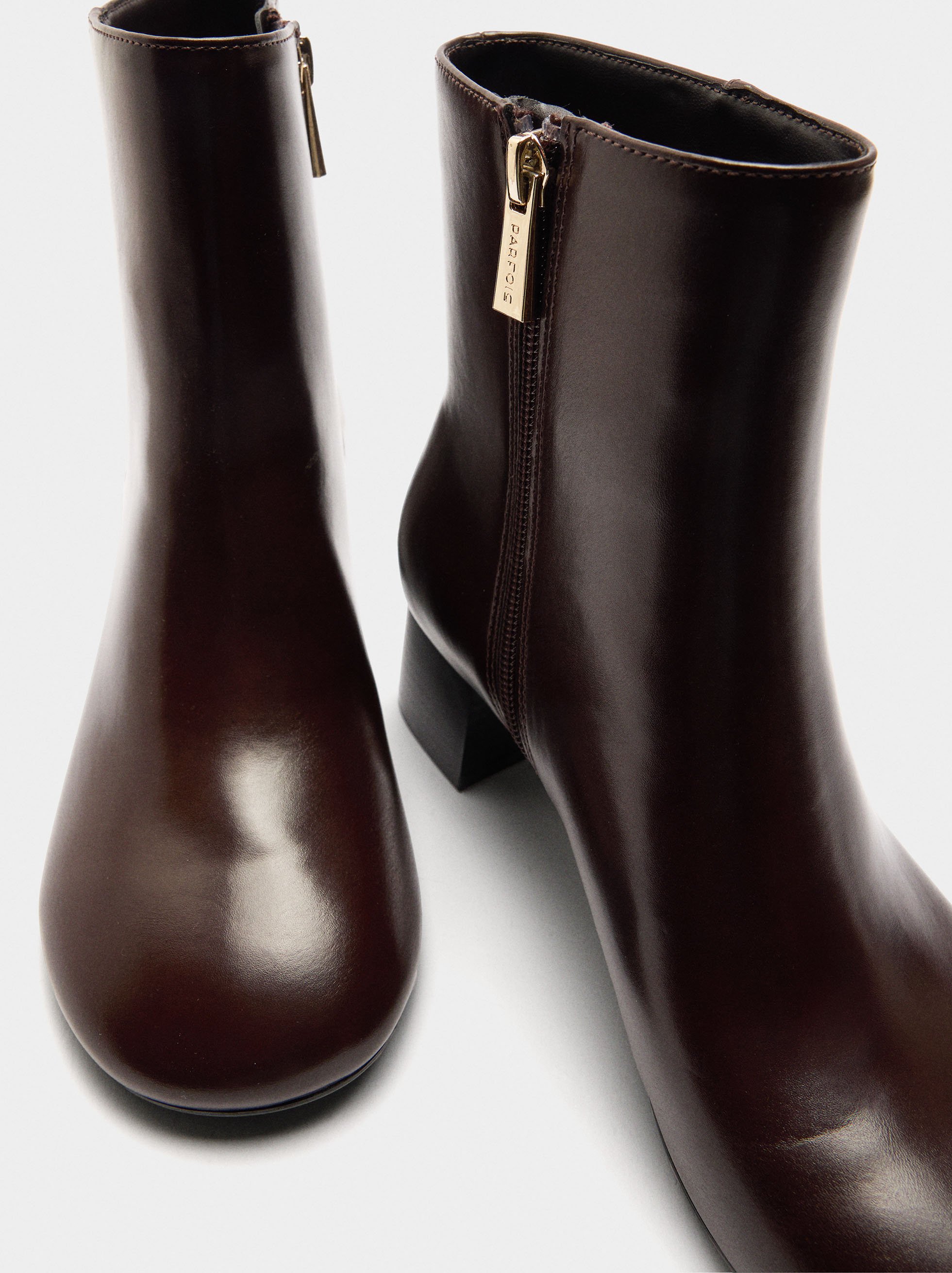 Plain ankle boots with a wide heel image number 4.0
