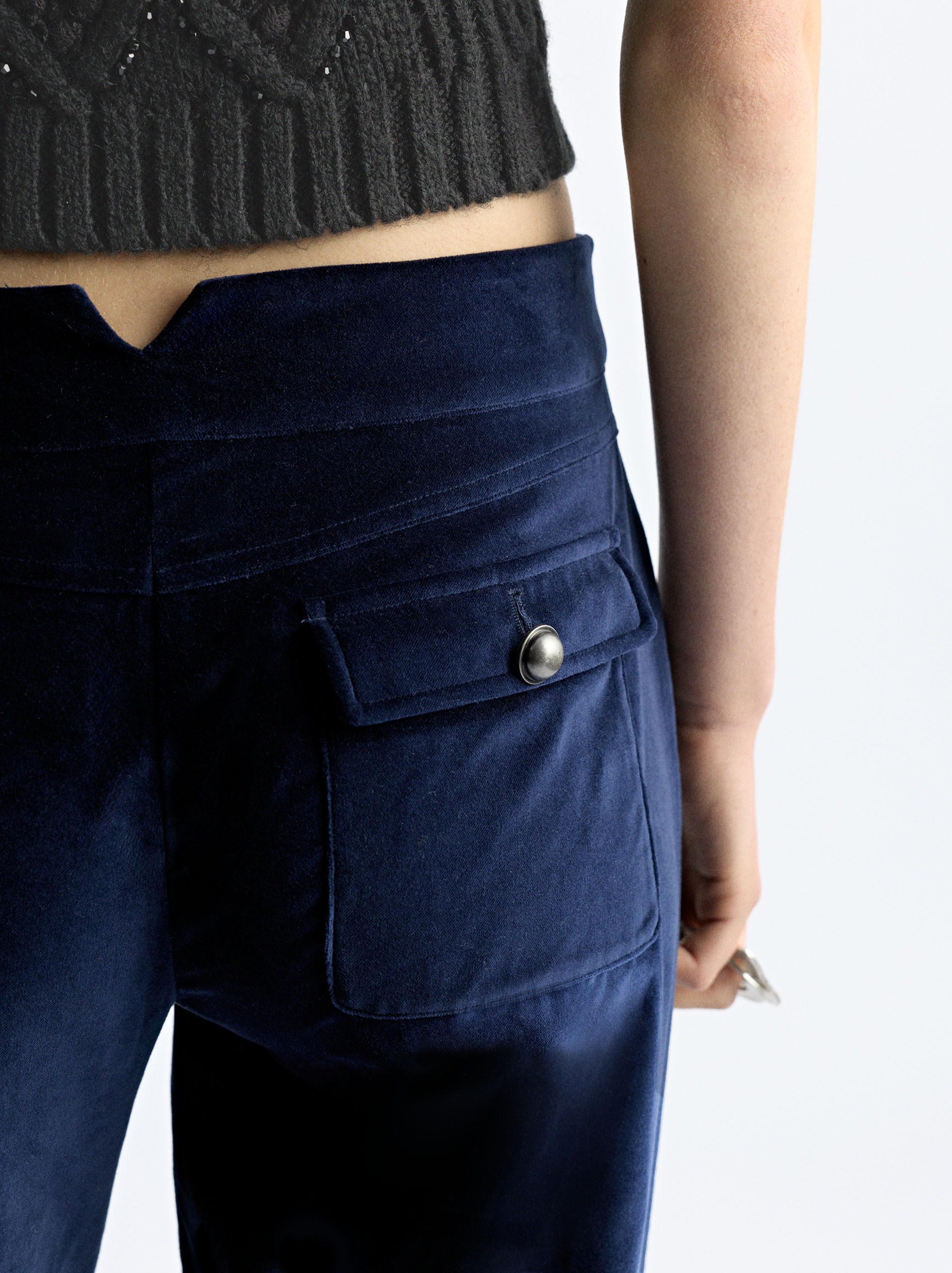 Pantalons efecte vellut amb botons met&agrave;l&middot;lics image number 5.0