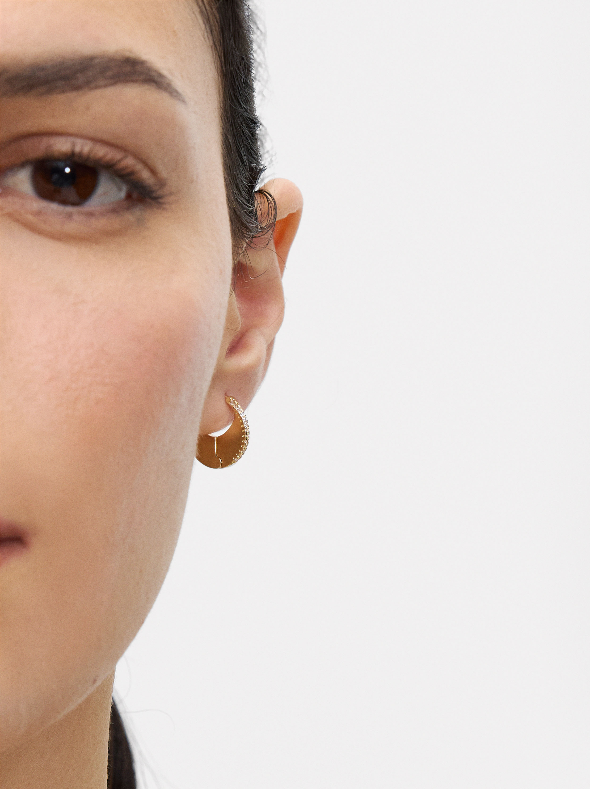 Single pavé wavy hoop earring with zirconia  image number 1.0