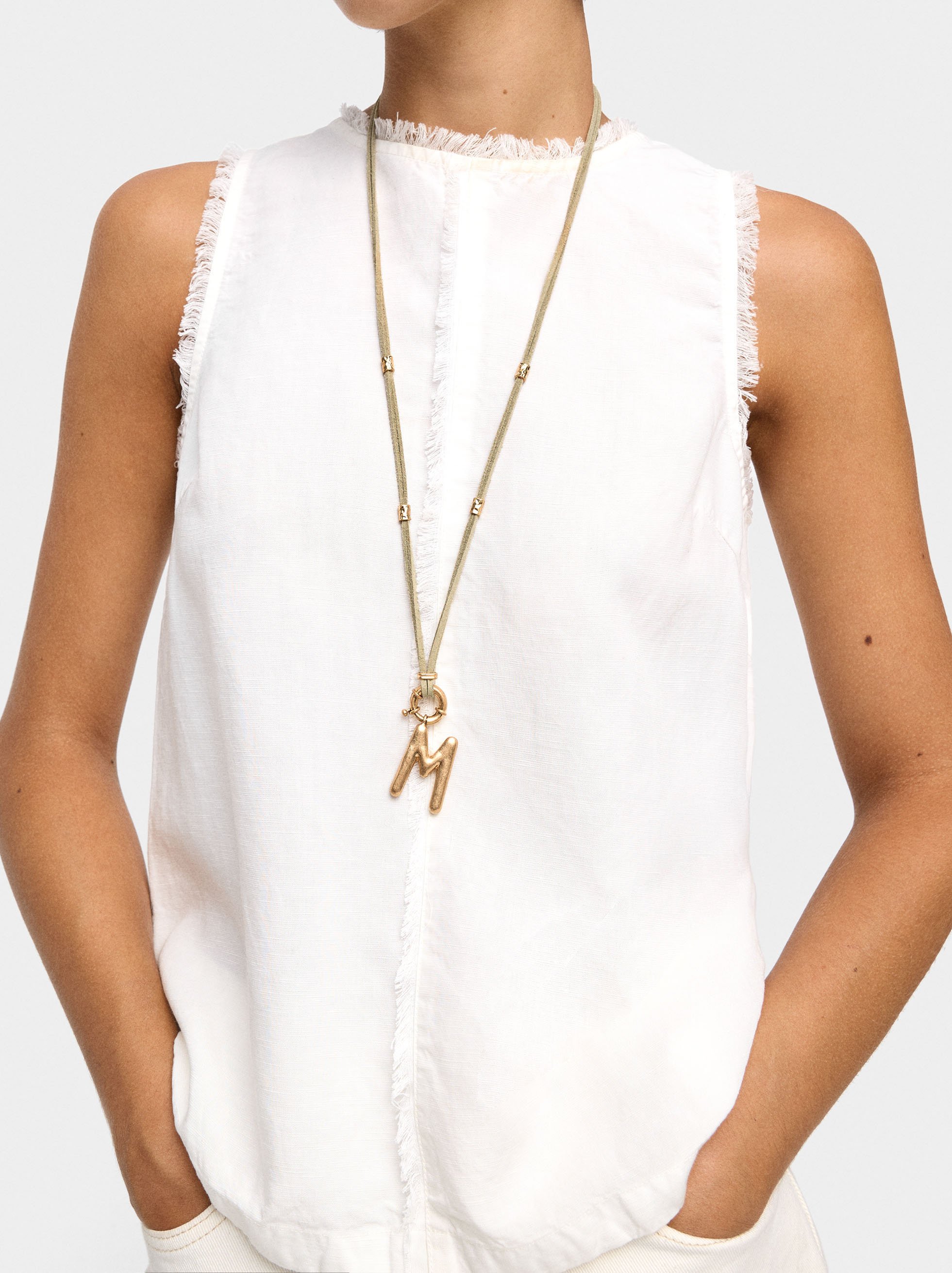 Collier en cordon avec lettre image number 1.0