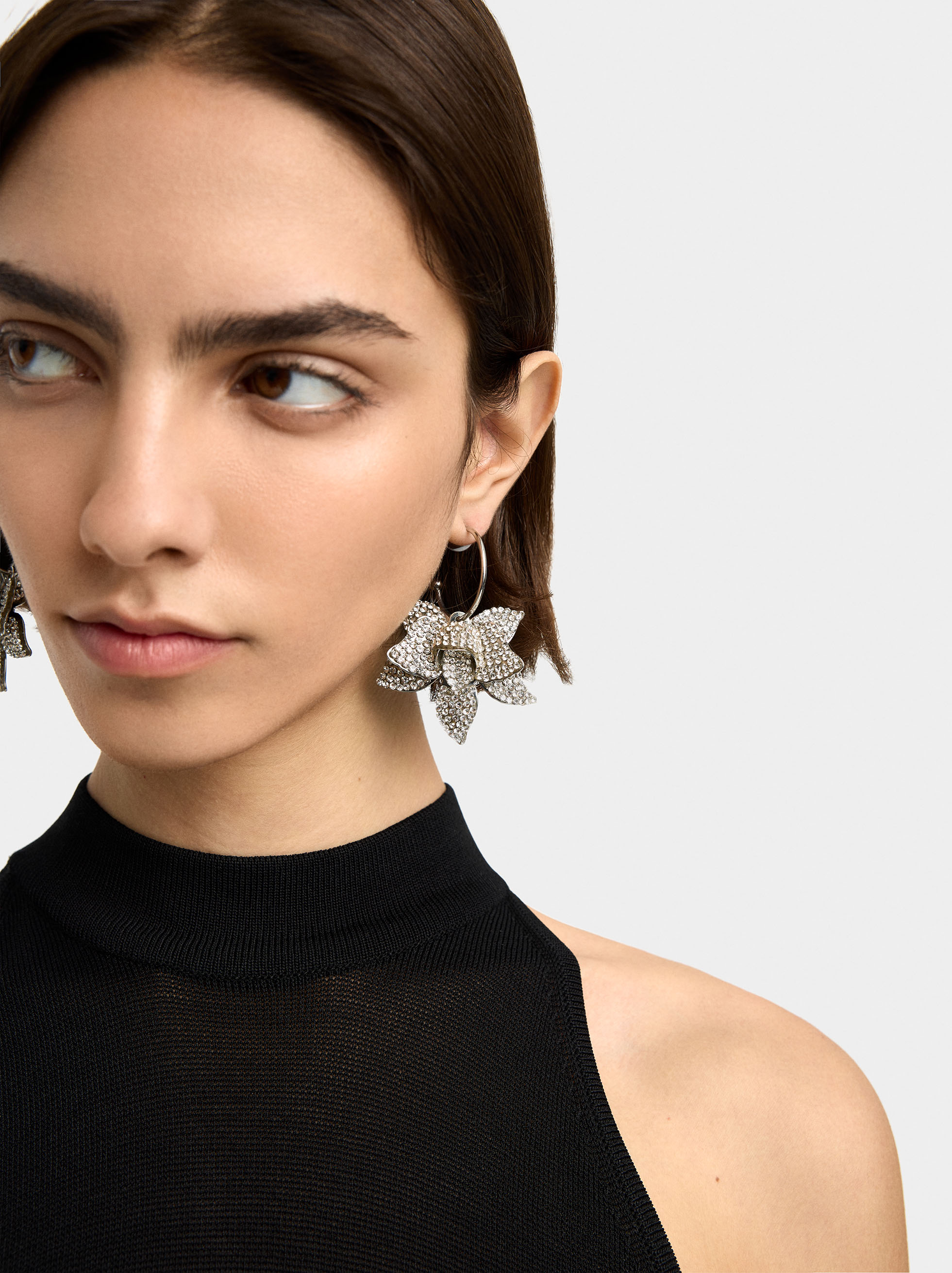 Maxi open hoop earrings with flower and crystals image number 1.0