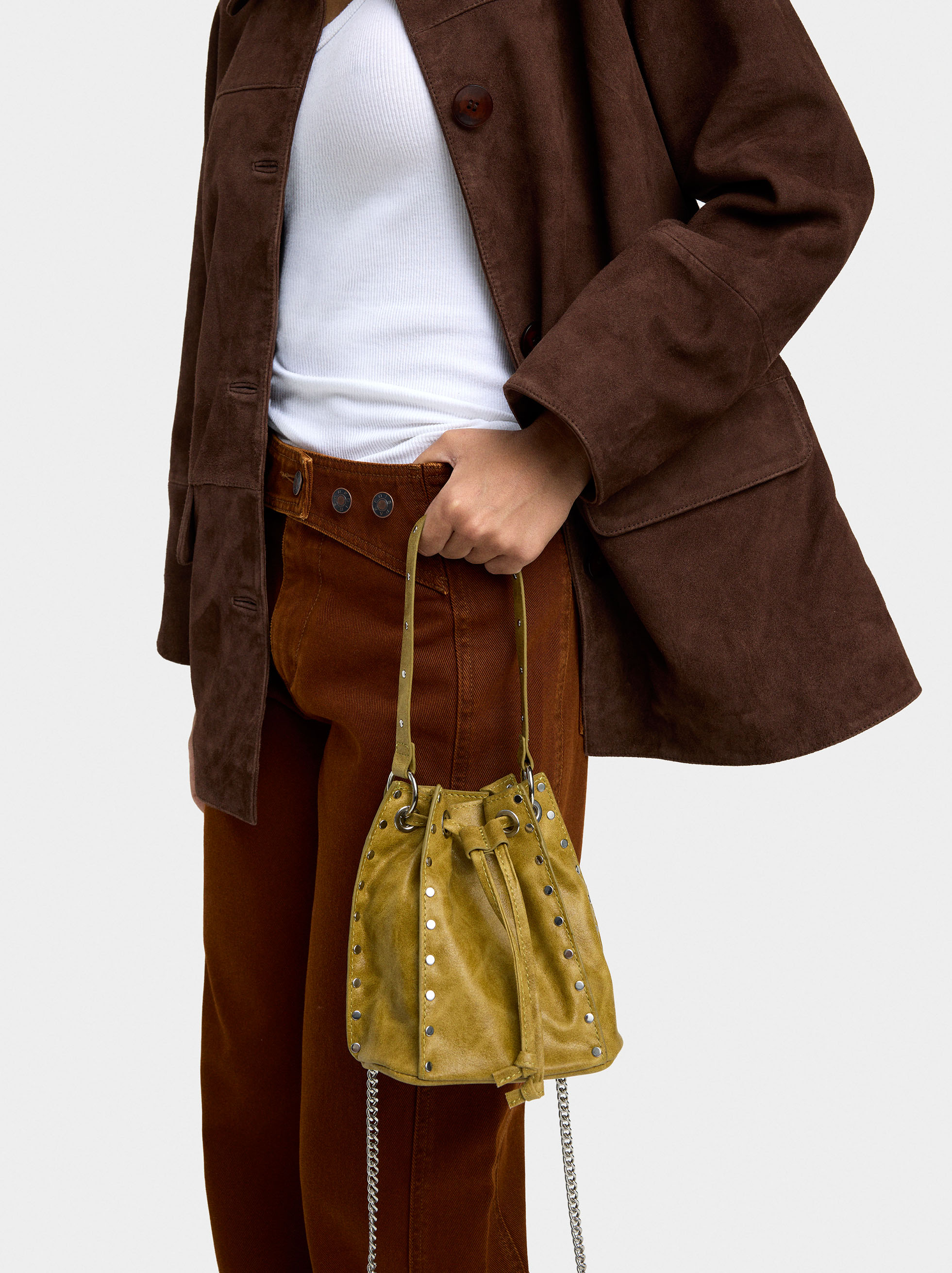 Bolso de hombro con tachuelas  image number 1.0