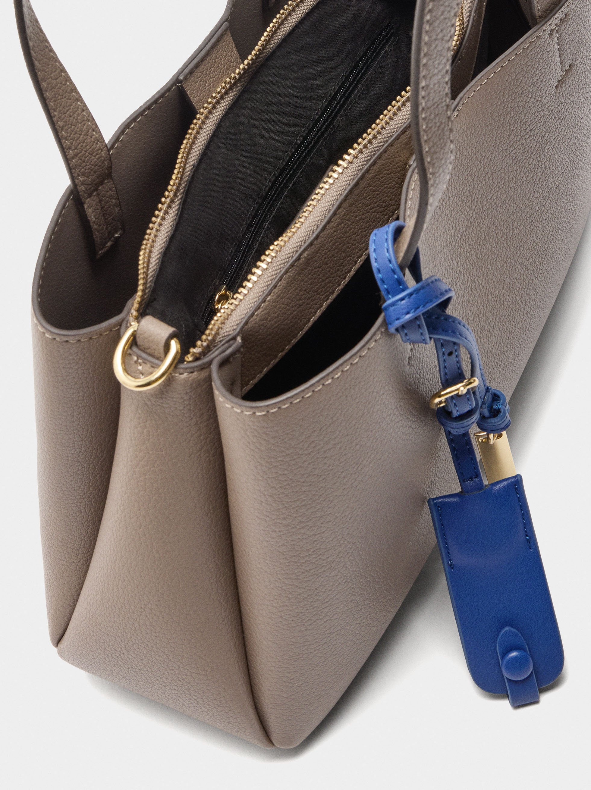 Bolso tote liso con colgante image number 5.0