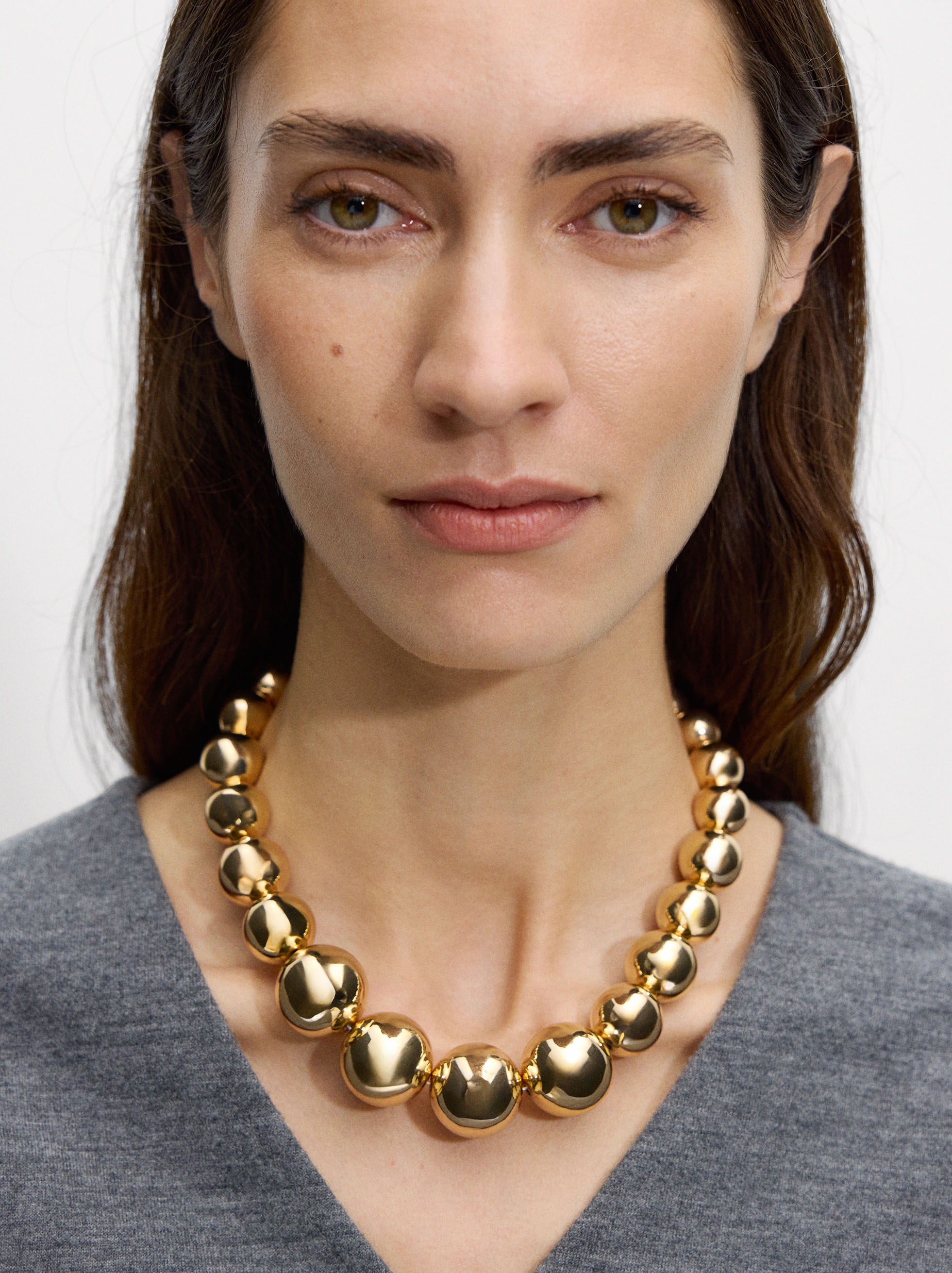 Short necklace with metallic beads image number 0.0