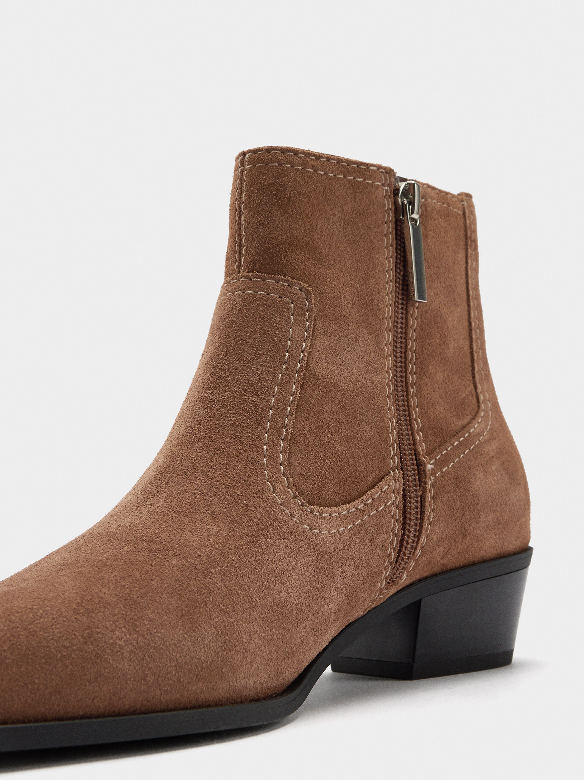 Leather ankle boots with topstitching image number 4.0