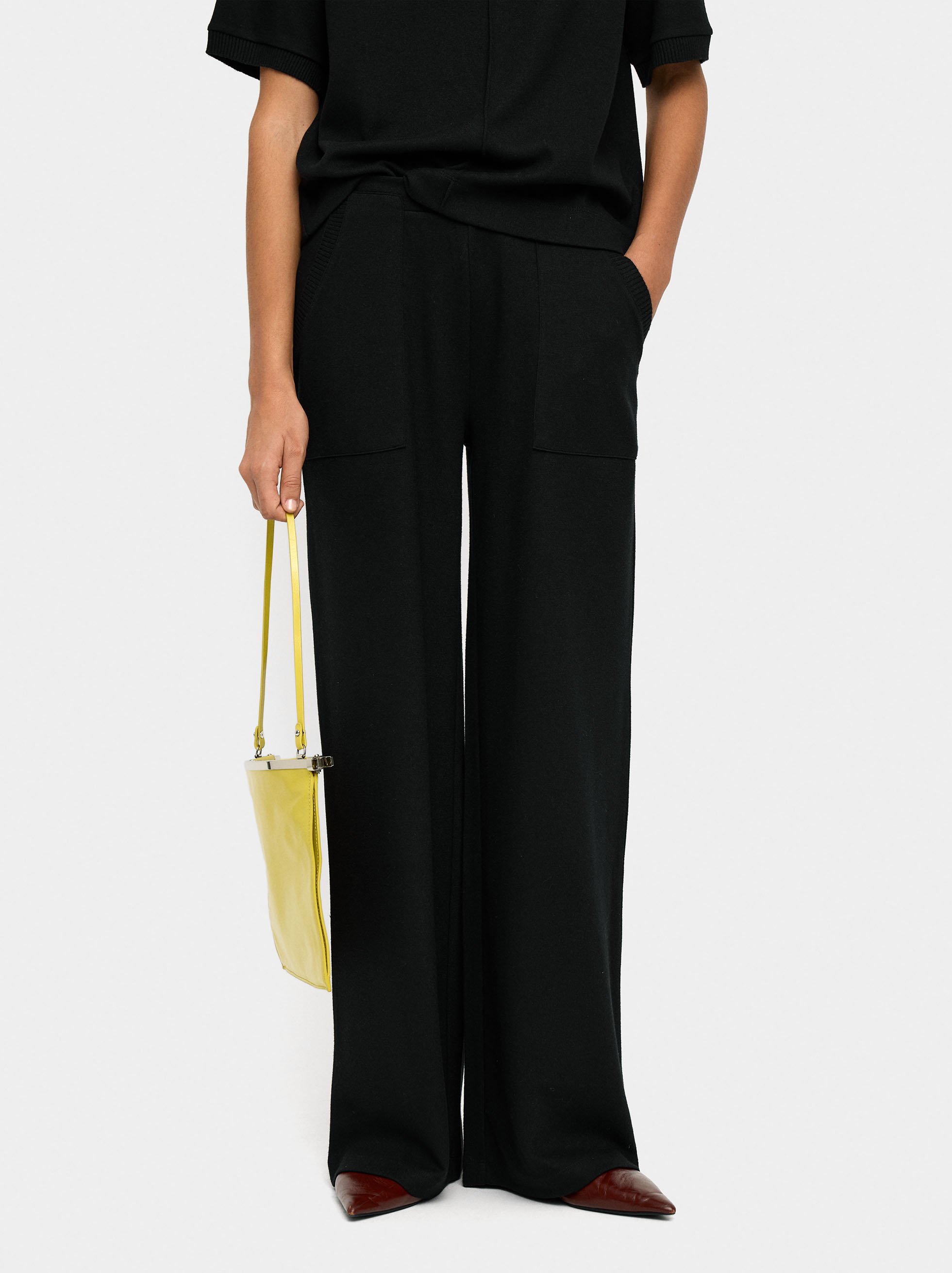 Trousers with pockets and elastic waist image number 1.0