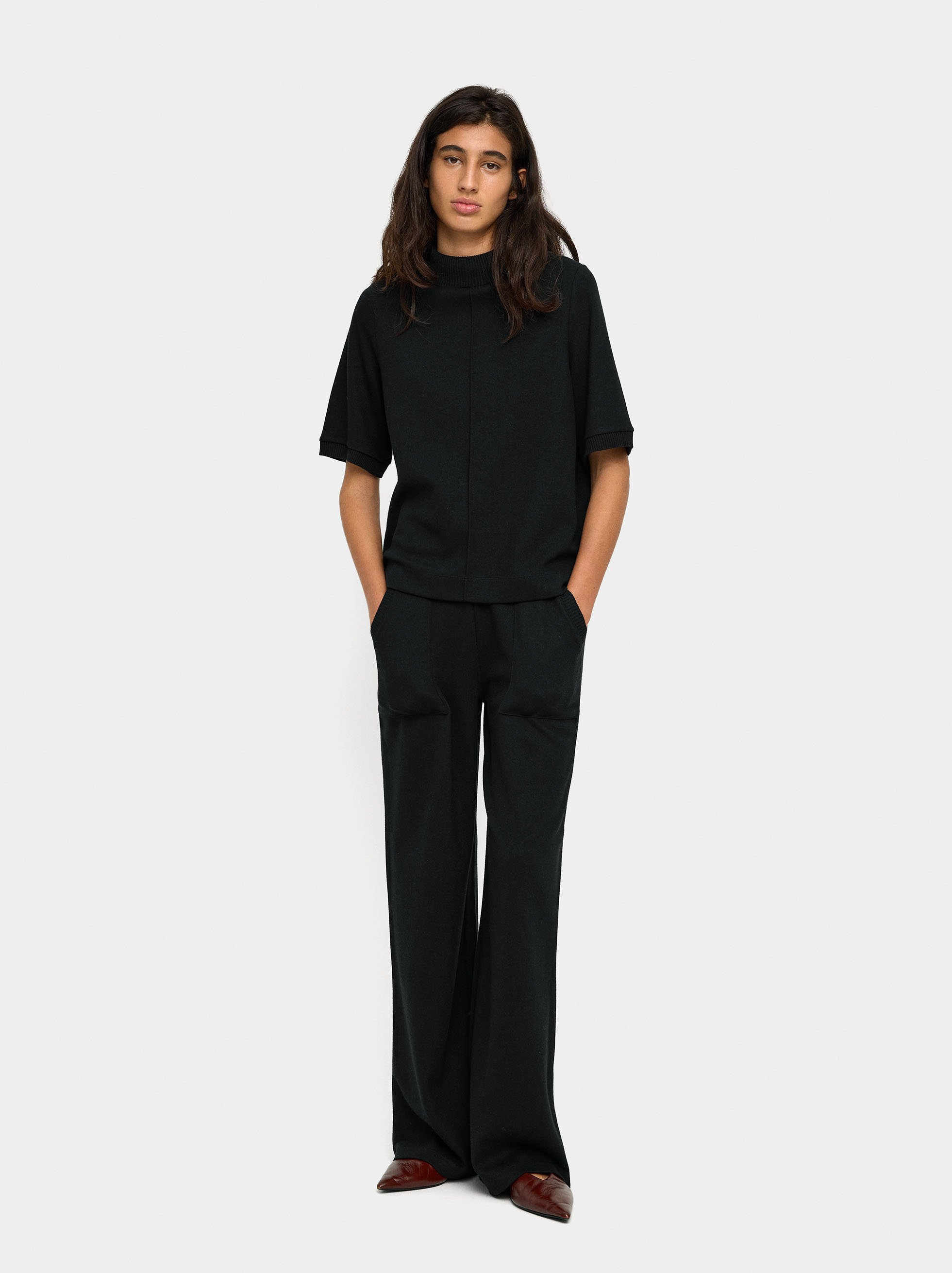Trousers with pockets and elastic waist image number 0.0