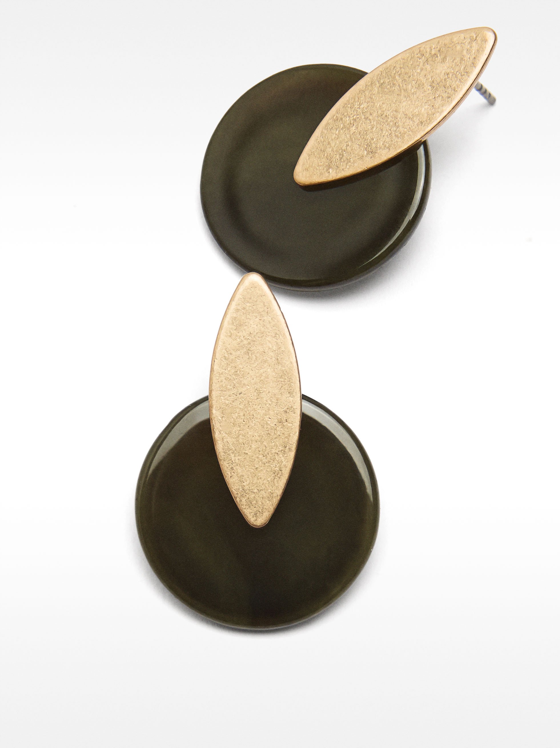 Round earrings with resin image number 1.0