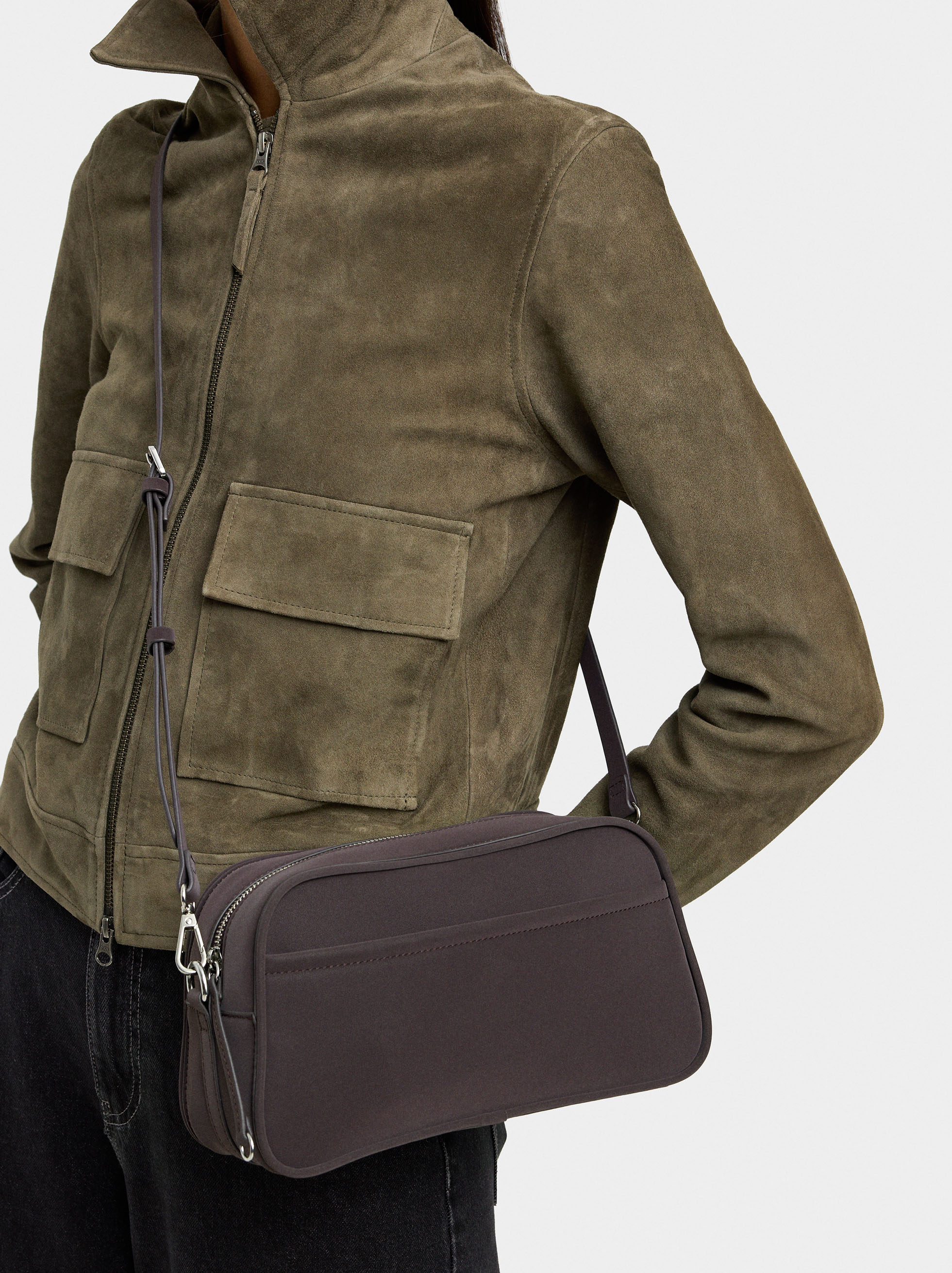 Bolso de hombro de textura suave M image number 1.0
