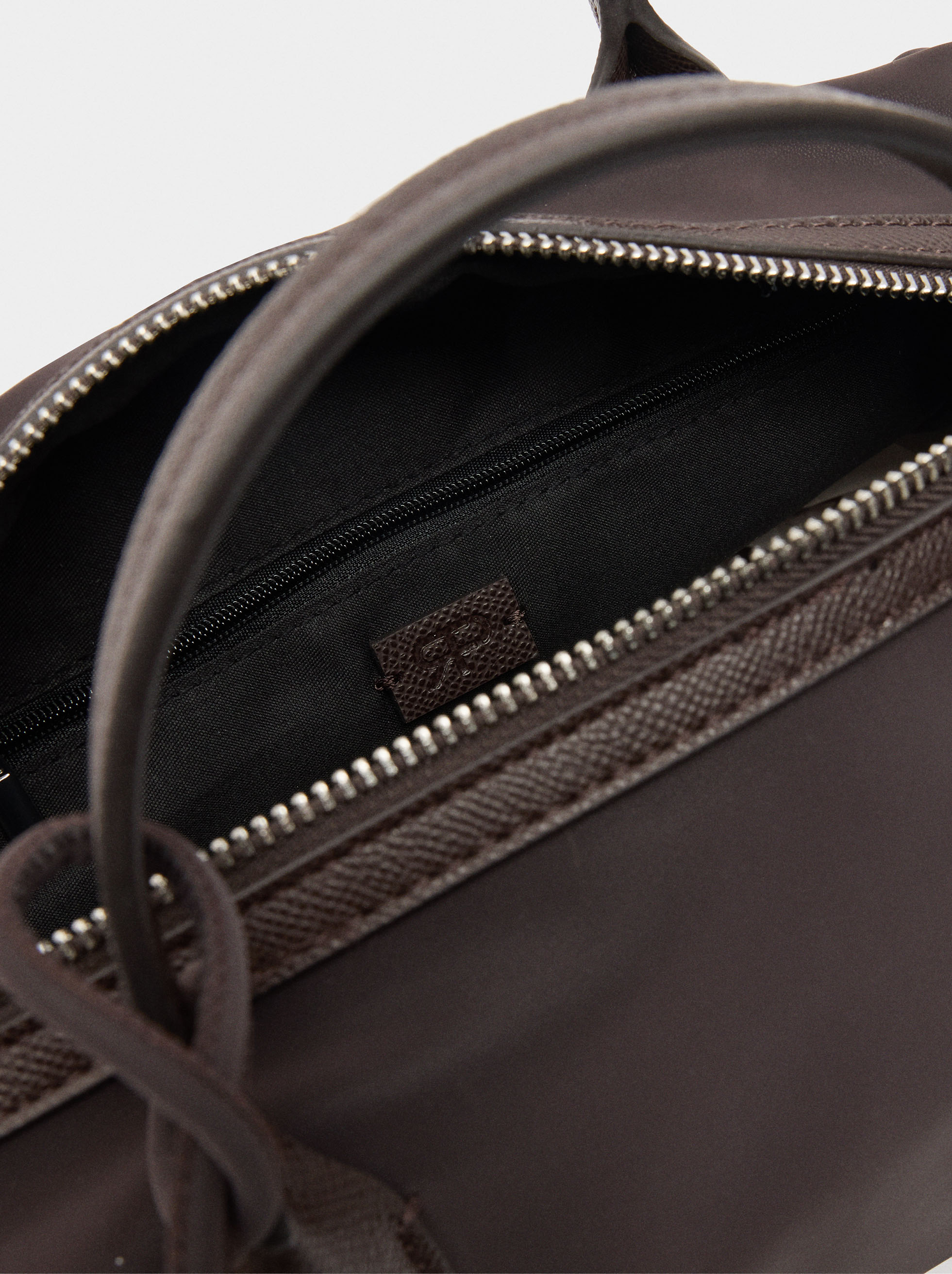 Sac cabas texture douce avec pendentif image number 4.0