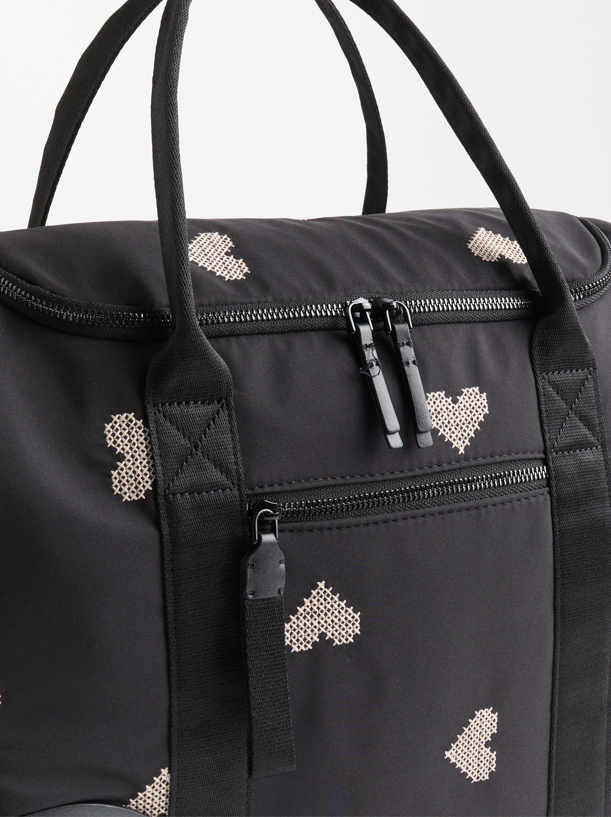 Nylon-Reisetasche mit Herzstickerei image number 1.0