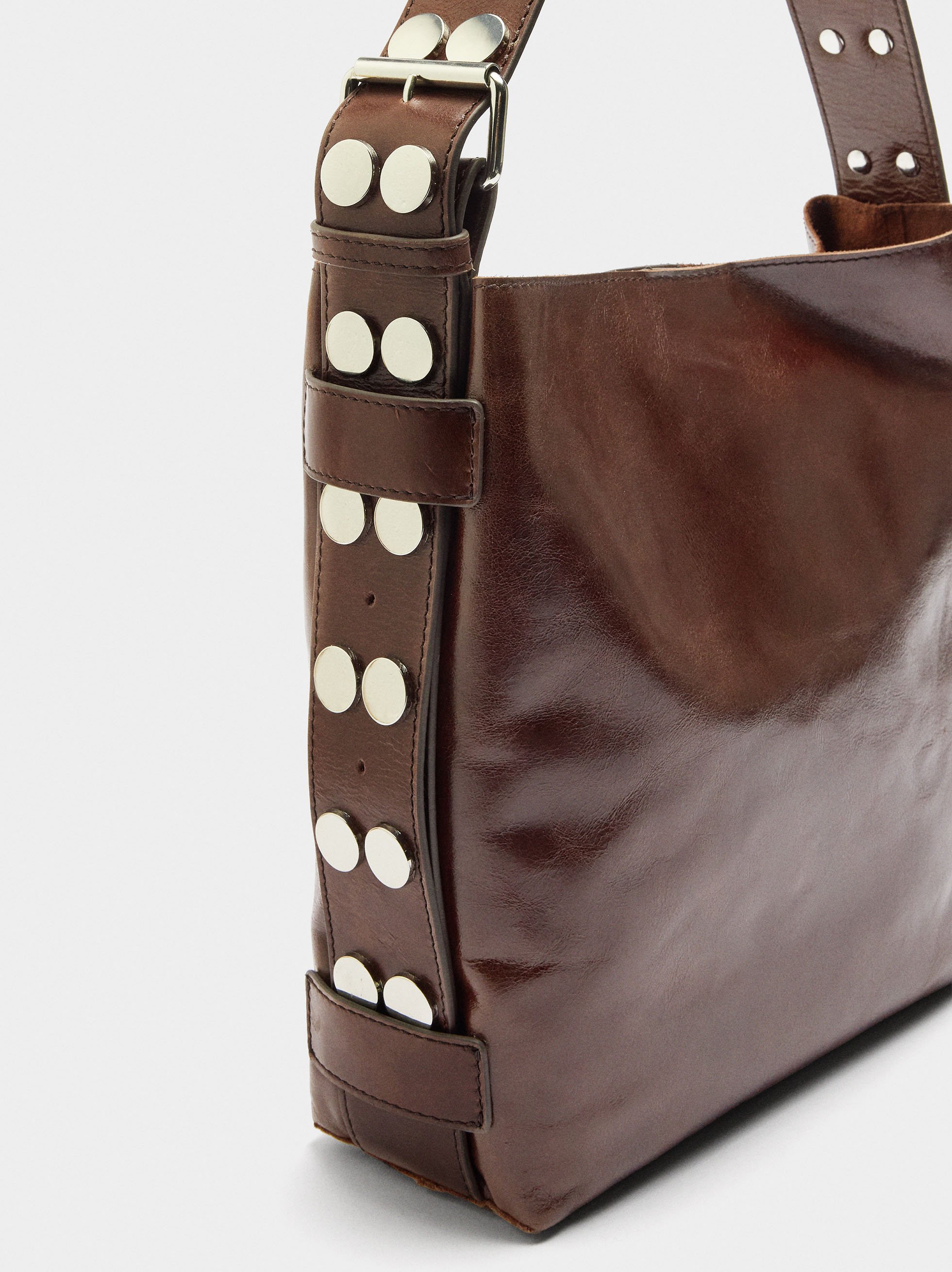 Borsa a spalla in pelle con borchie image number 4.0