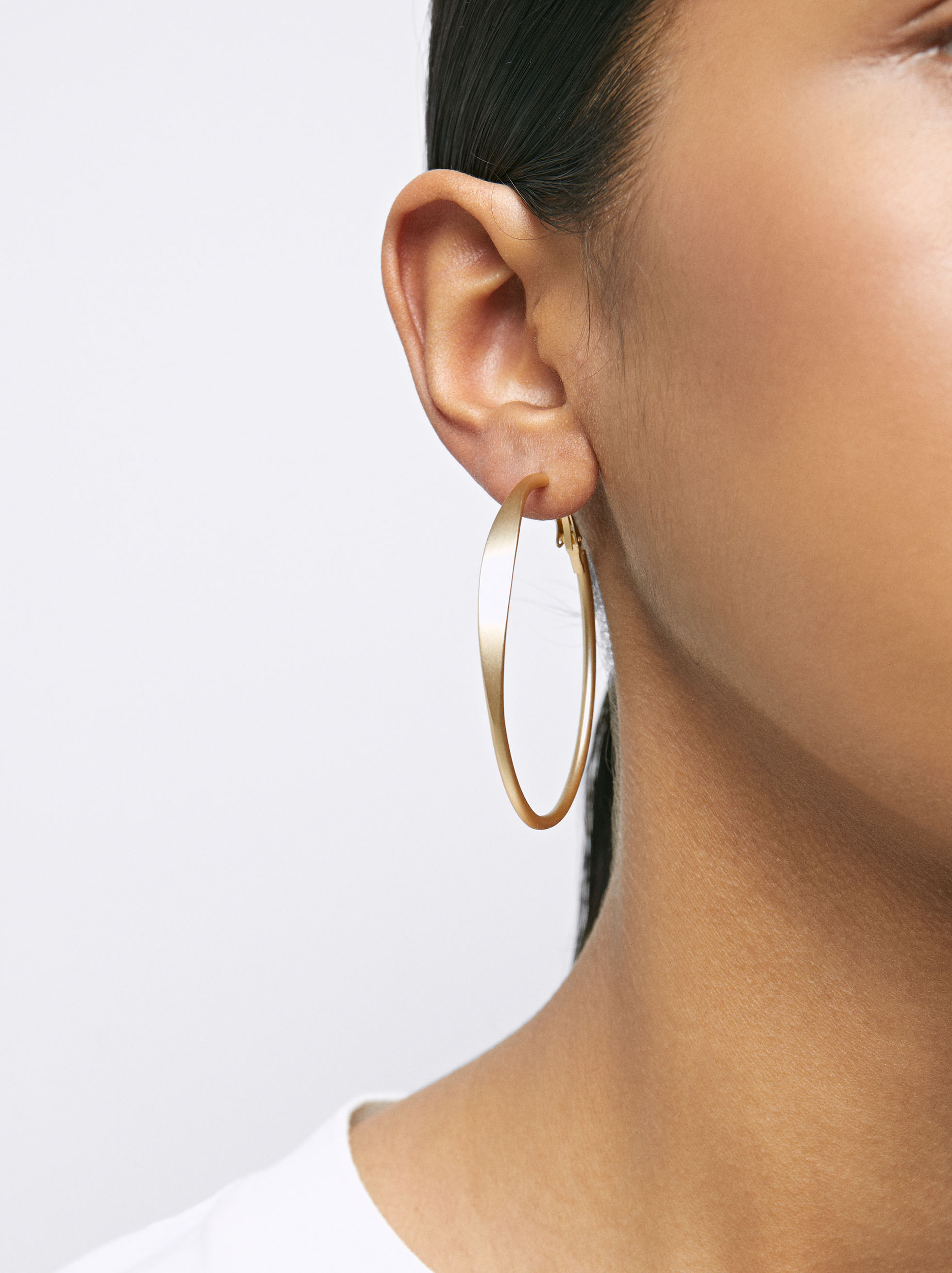 Basic medium hoop earrings image number 1.0