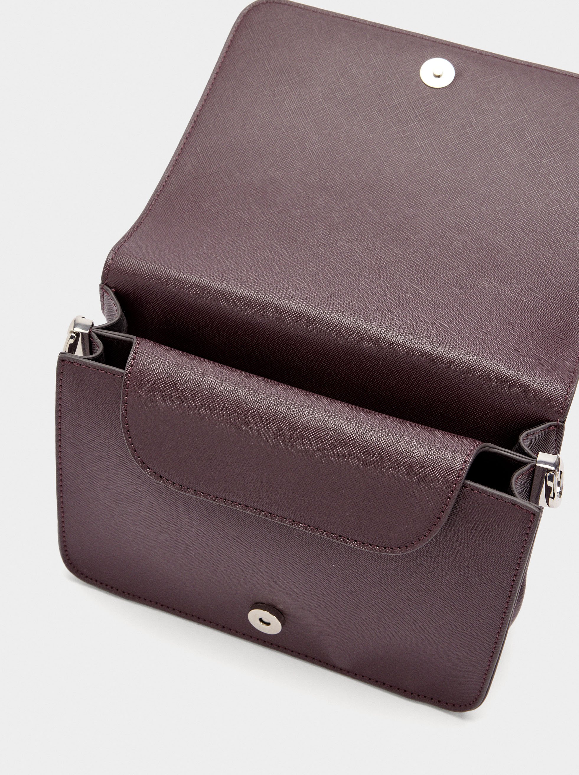 Bolso bandolera con textura y cierre de solapa image number 4.0