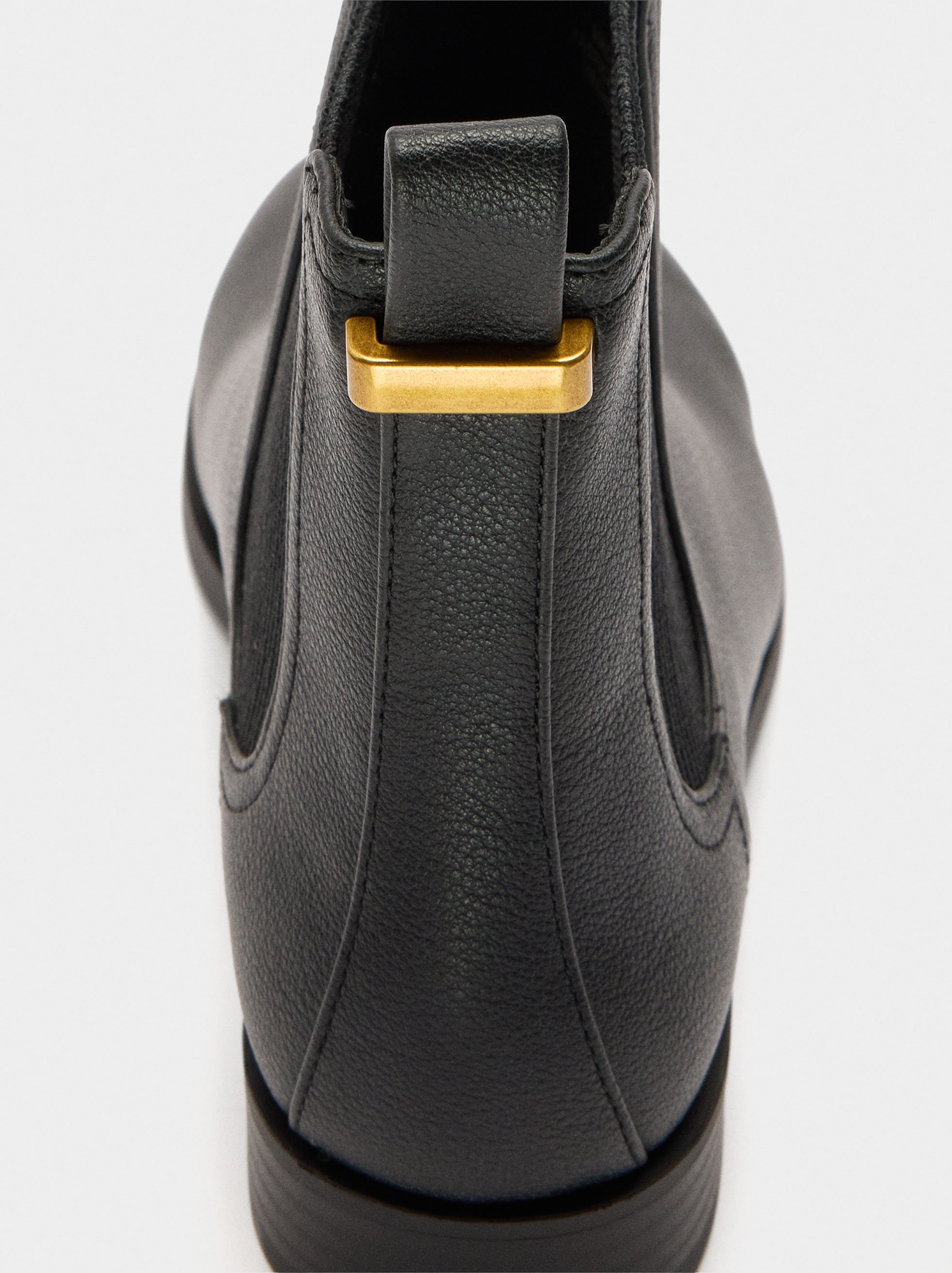 Chelsea boots image number 4.0