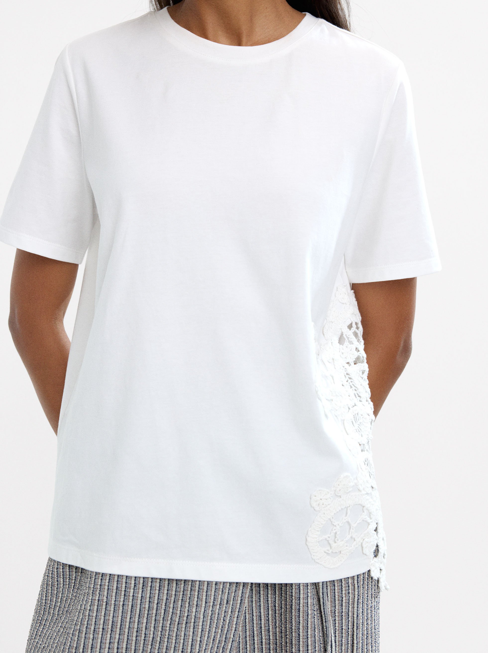 100% cotton embroidered T-shirt image number 3.0