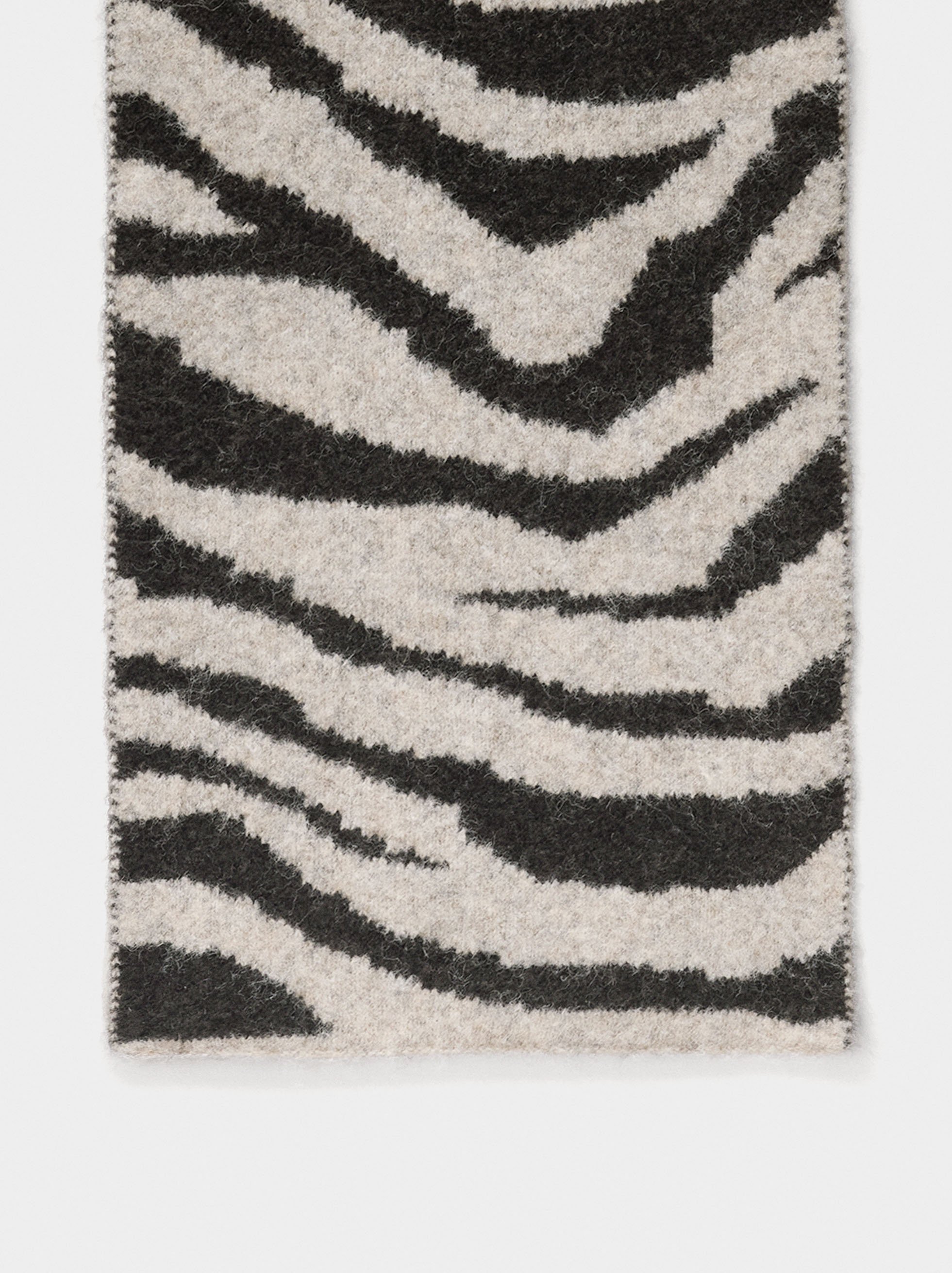 Scarf with animal print image number 3.0