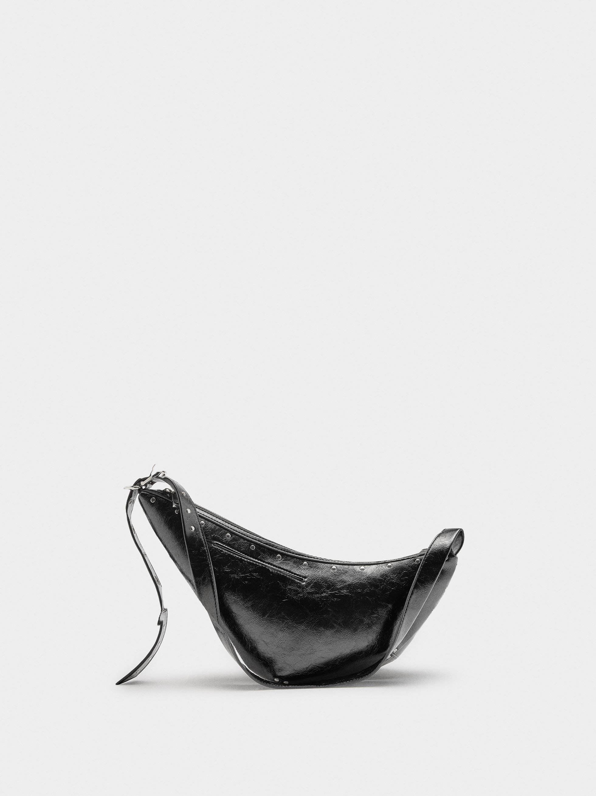 Asymmetrische Schultertasche mit Nieten image number 0.0