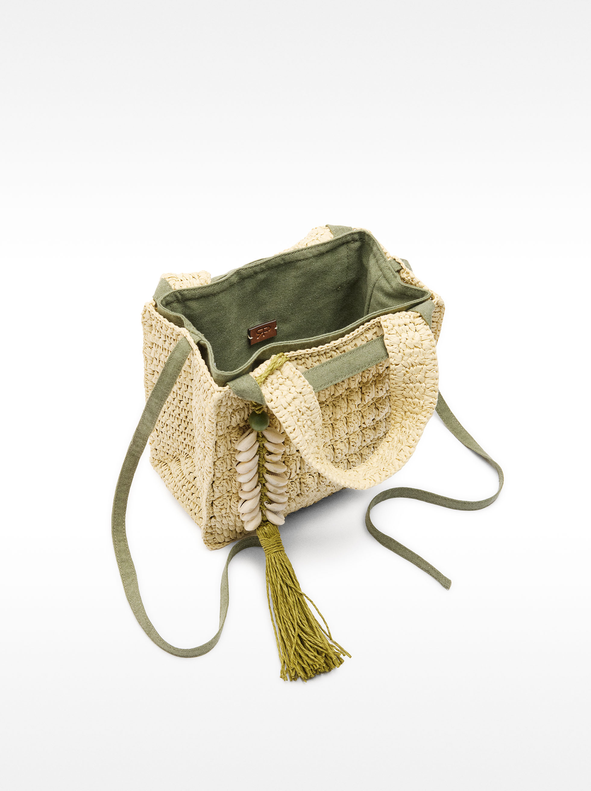 Straw-effect tote bag with hanging shells detail S  image number 4.0