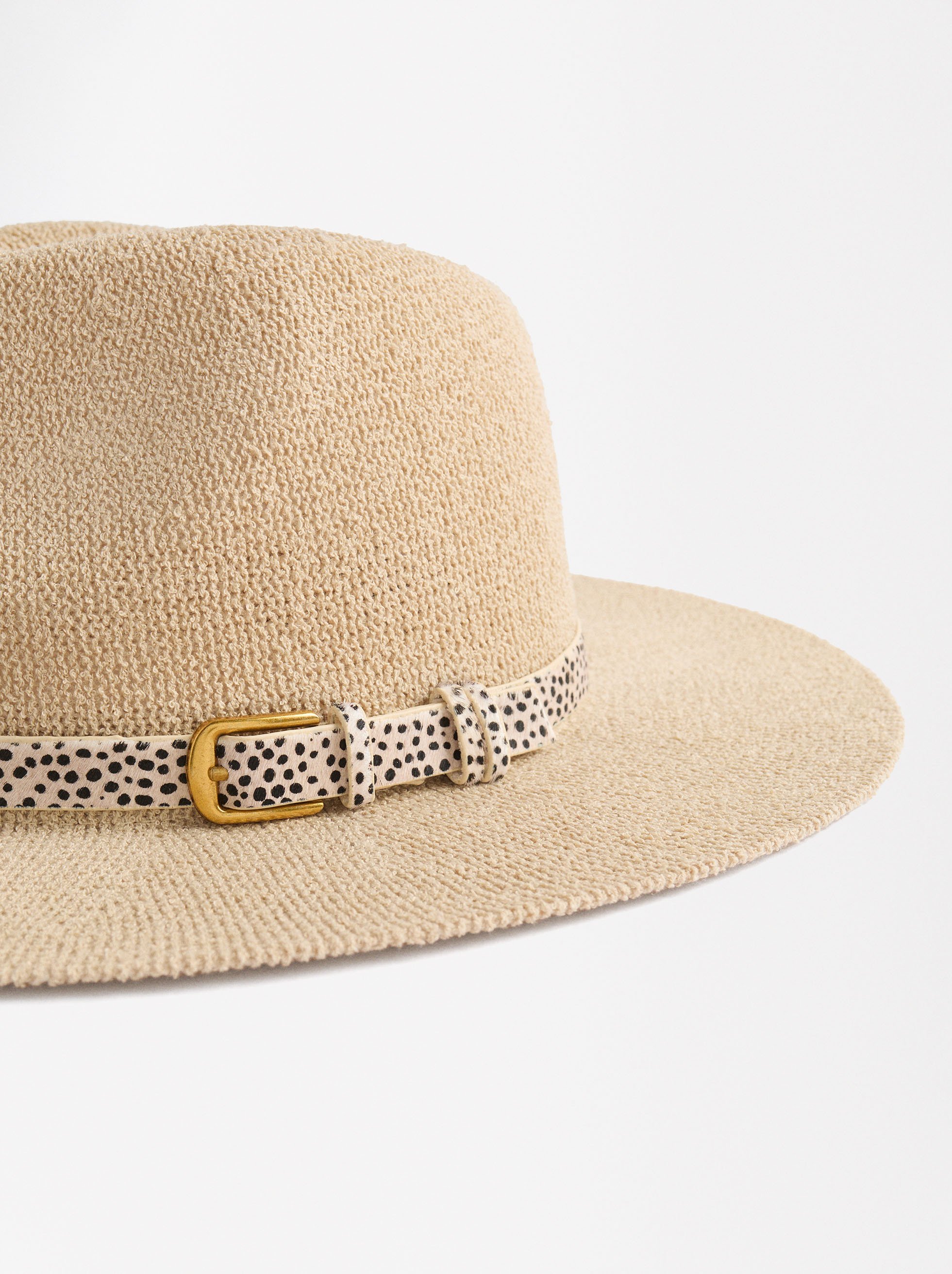 Chapeau en maille avec ceinture en cuir image number 1.0