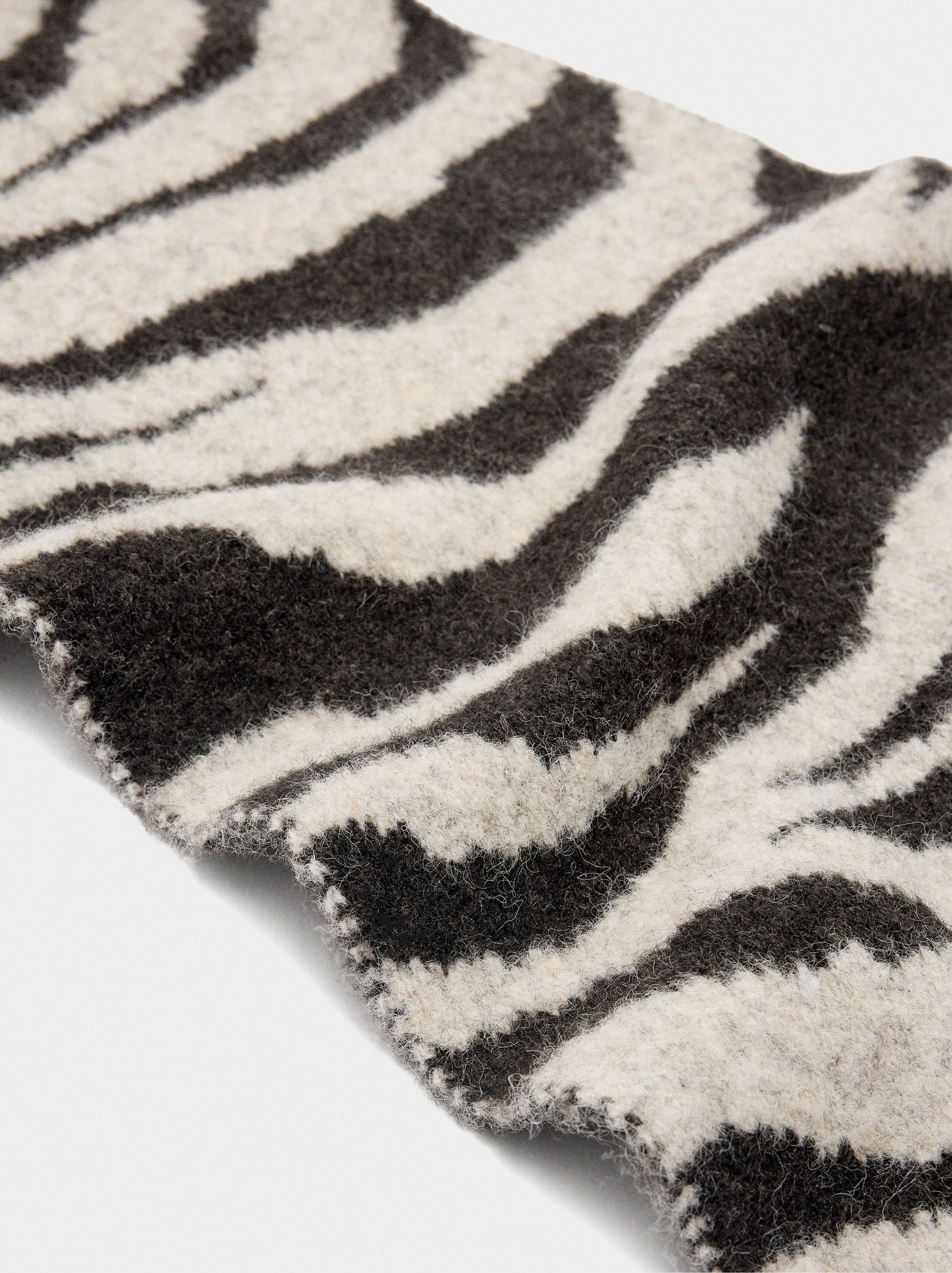 Scarf with animal print image number 2.0