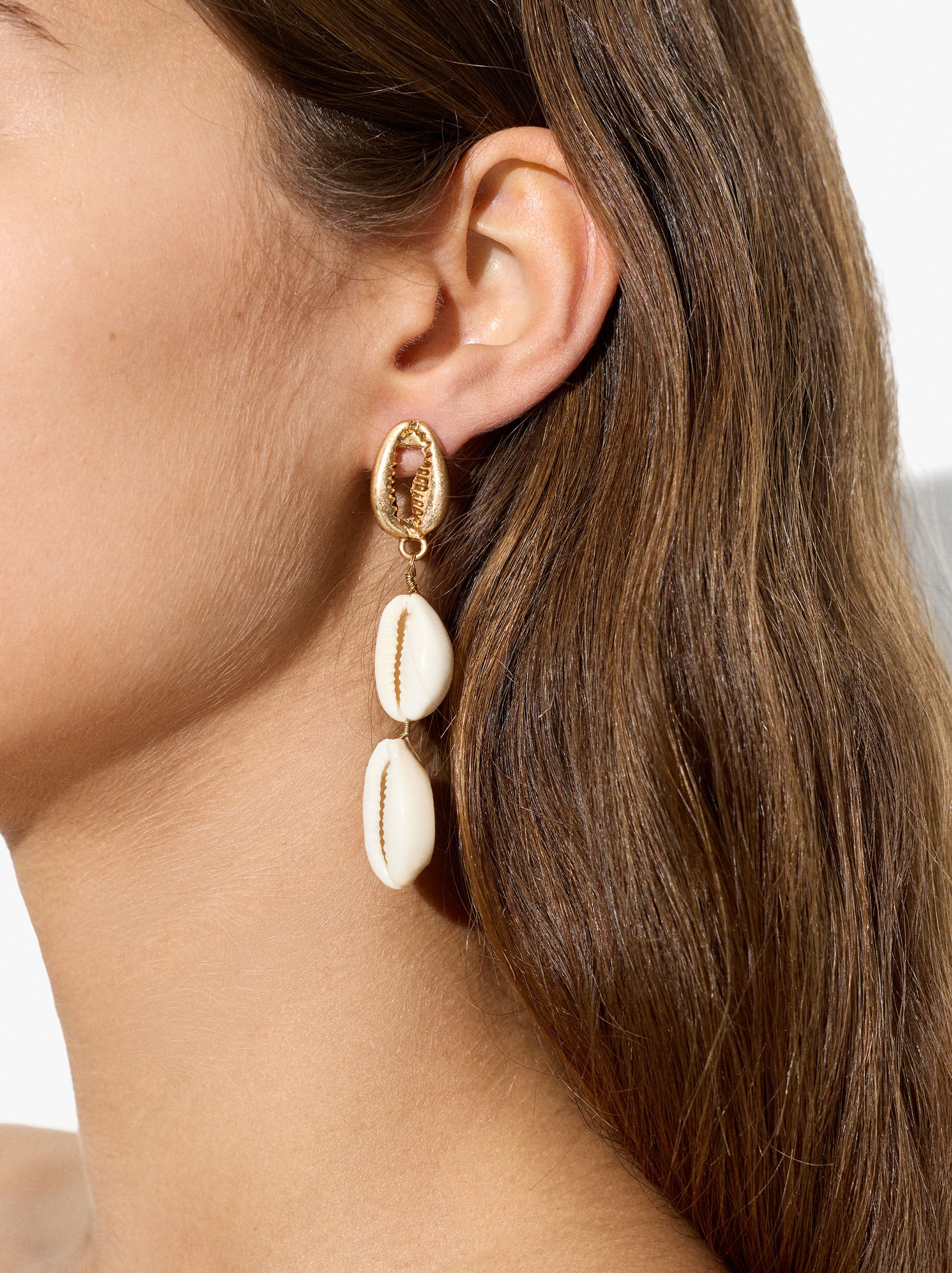 Long earrings with shells image number 1.0
