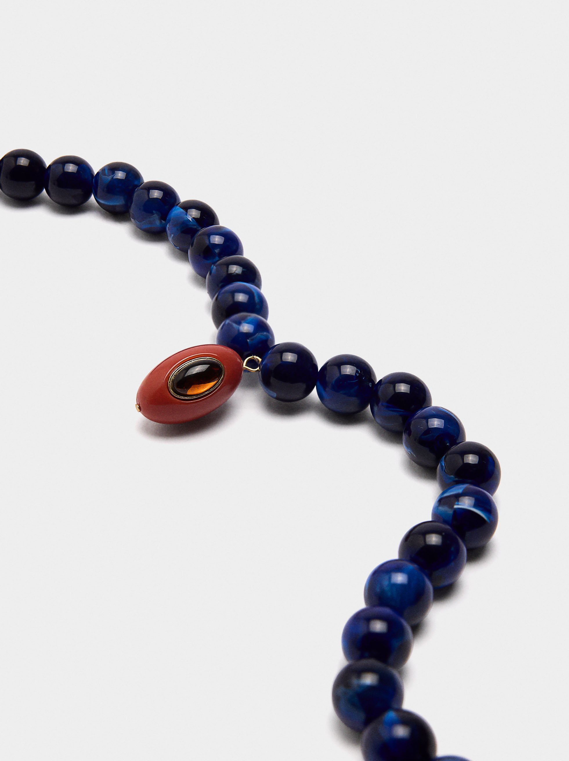 Short necklace of beads with pendant image number 2.0