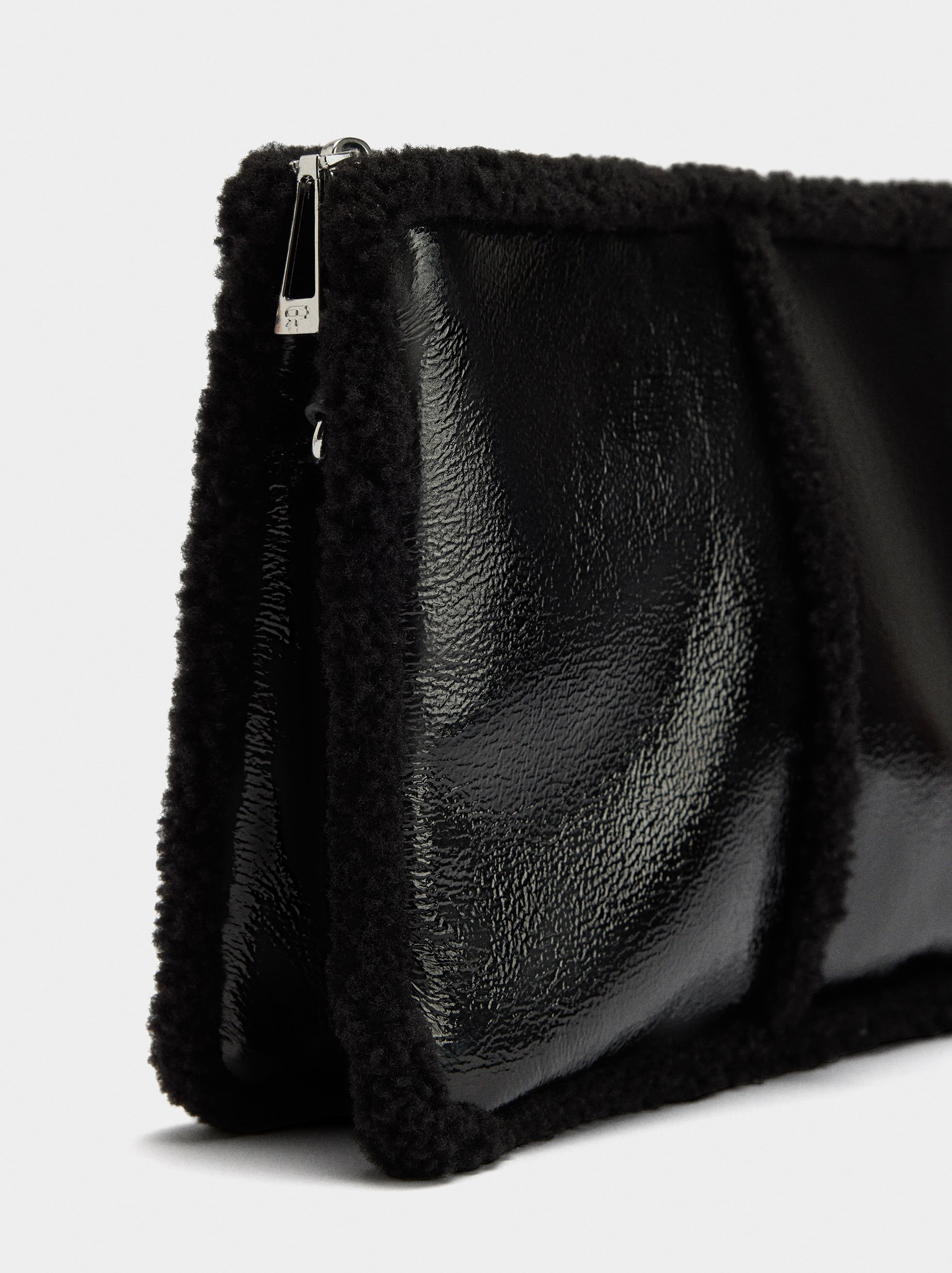 Sac bandoulière en bordures effet poil image number 1.0