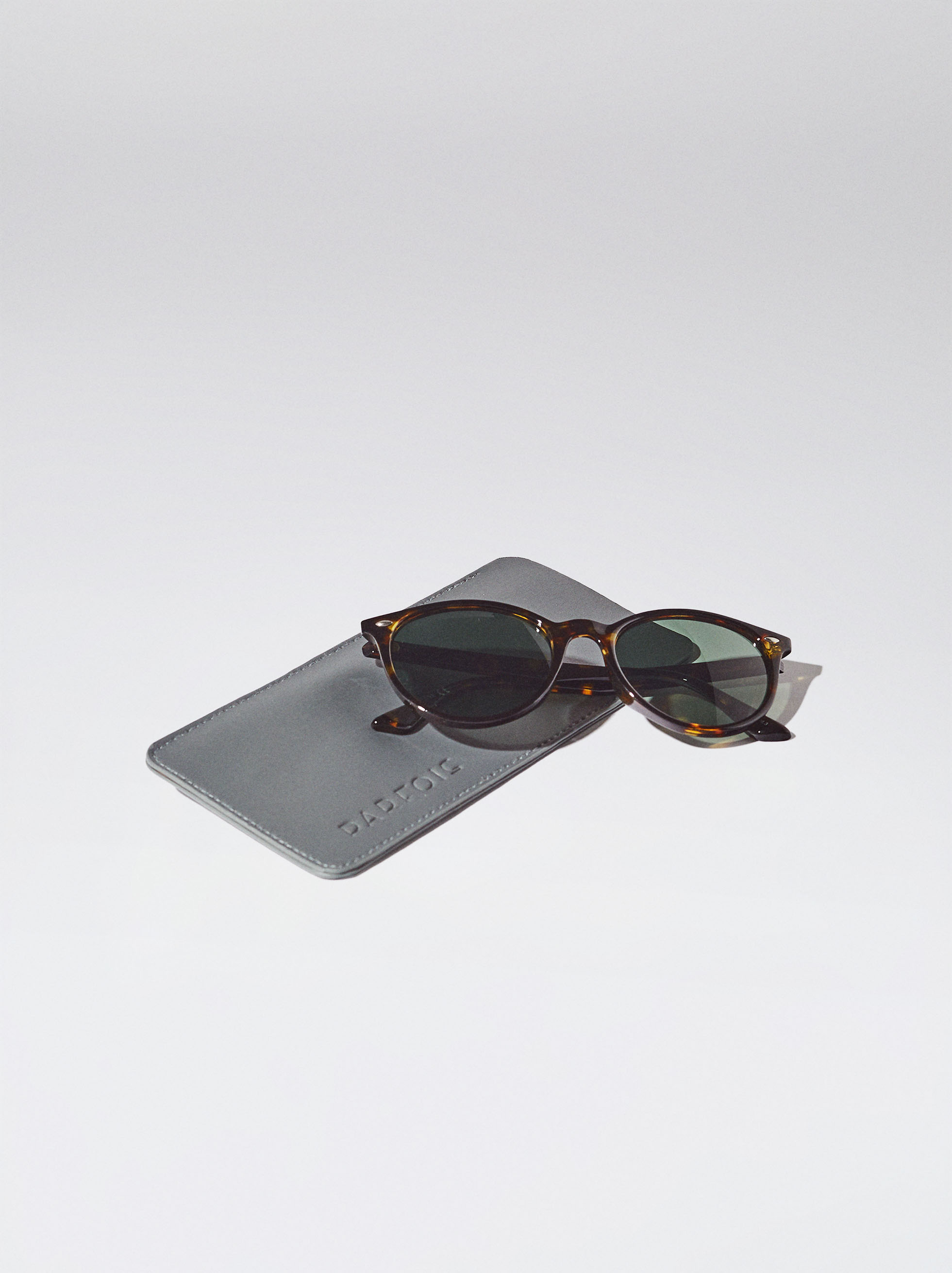 Round Tortoiseshell Sunglasses image number 3.0