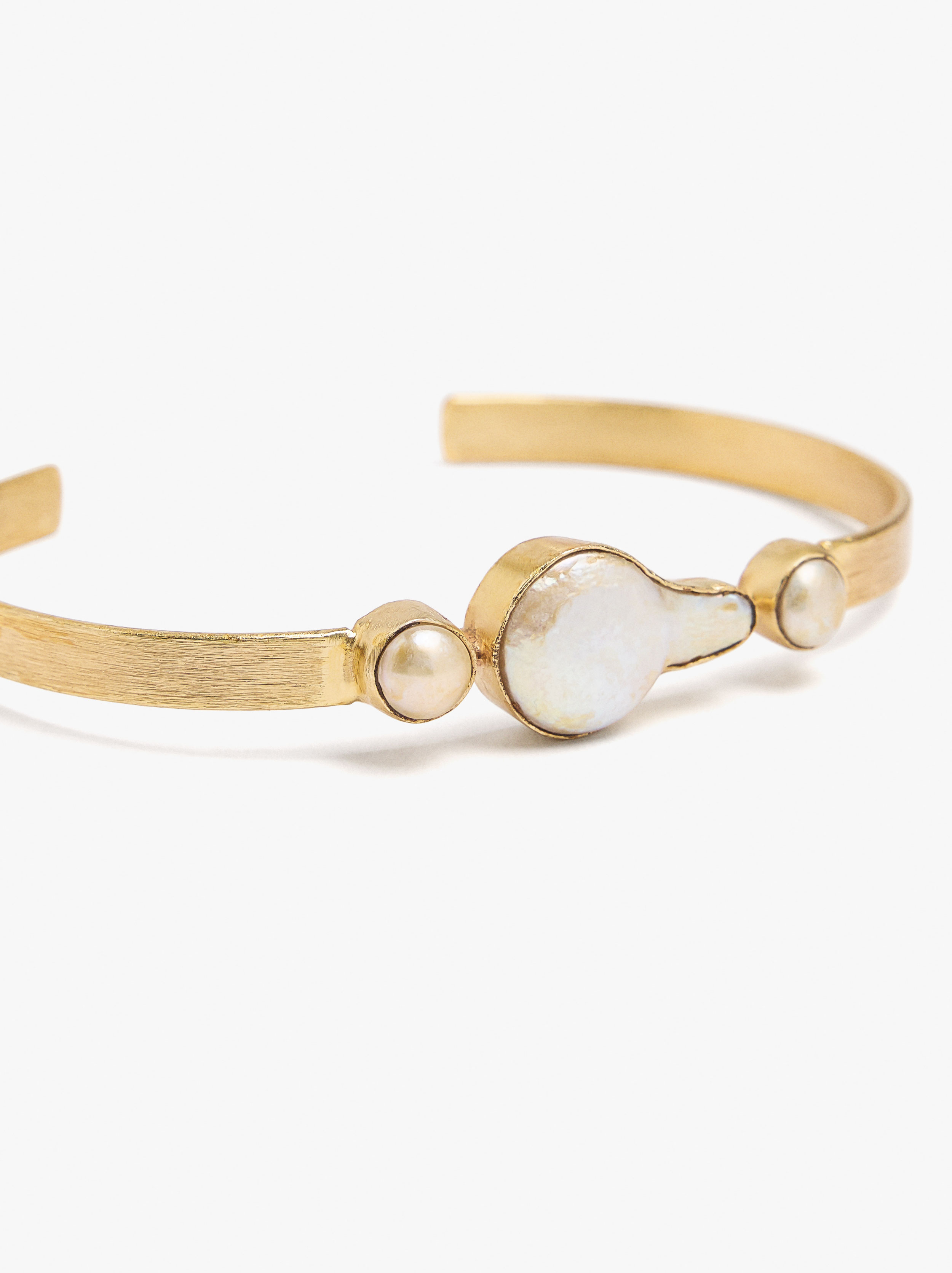 Bracelet rigide ouvert avec perle d'eau douce image number 2.0