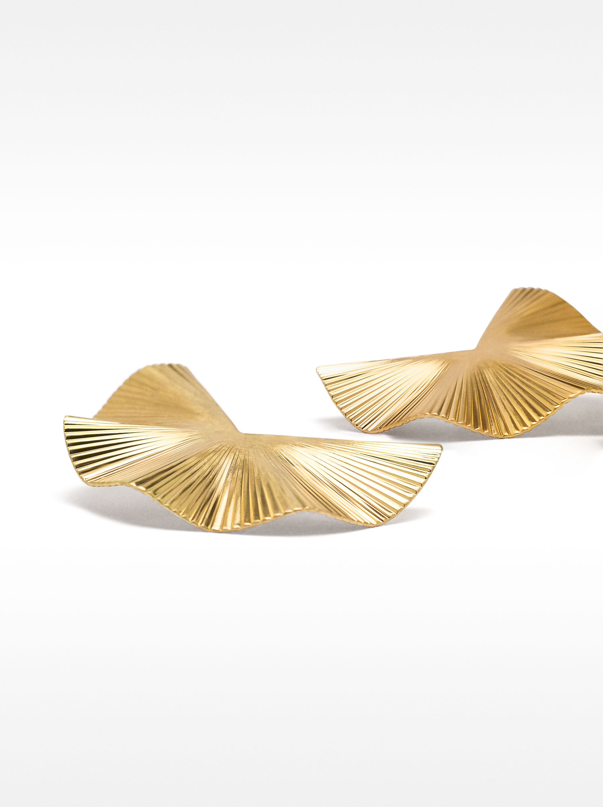 Medium wavy earrings image number 2.0