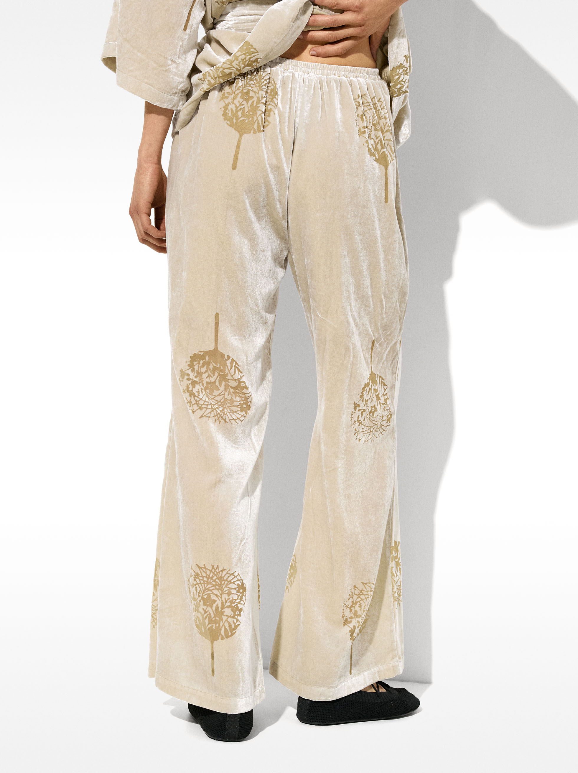 Velvet pants with elastic waistband image number 3.0