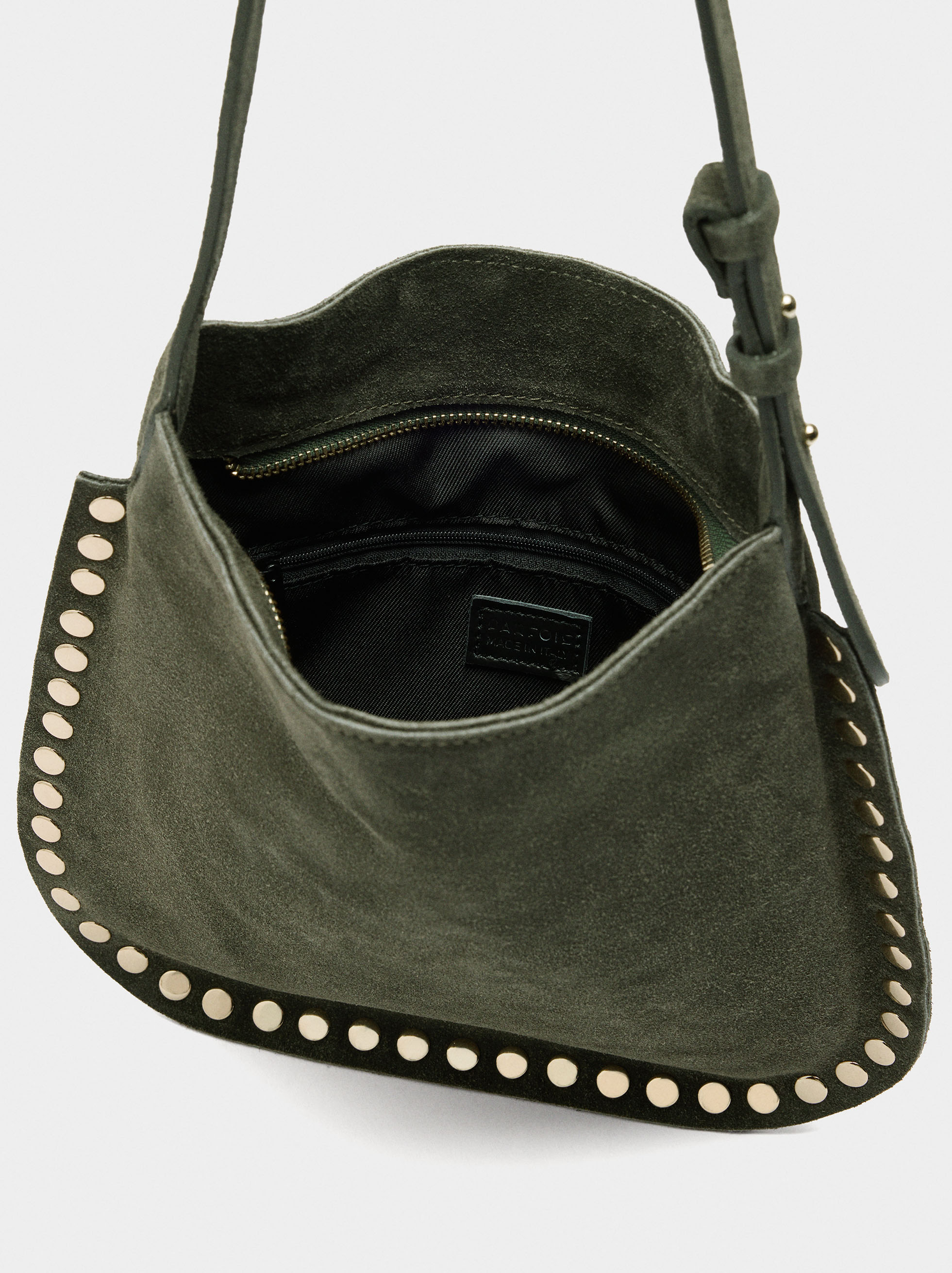 Sac bandoulière en cuir avec clous image number 4.0