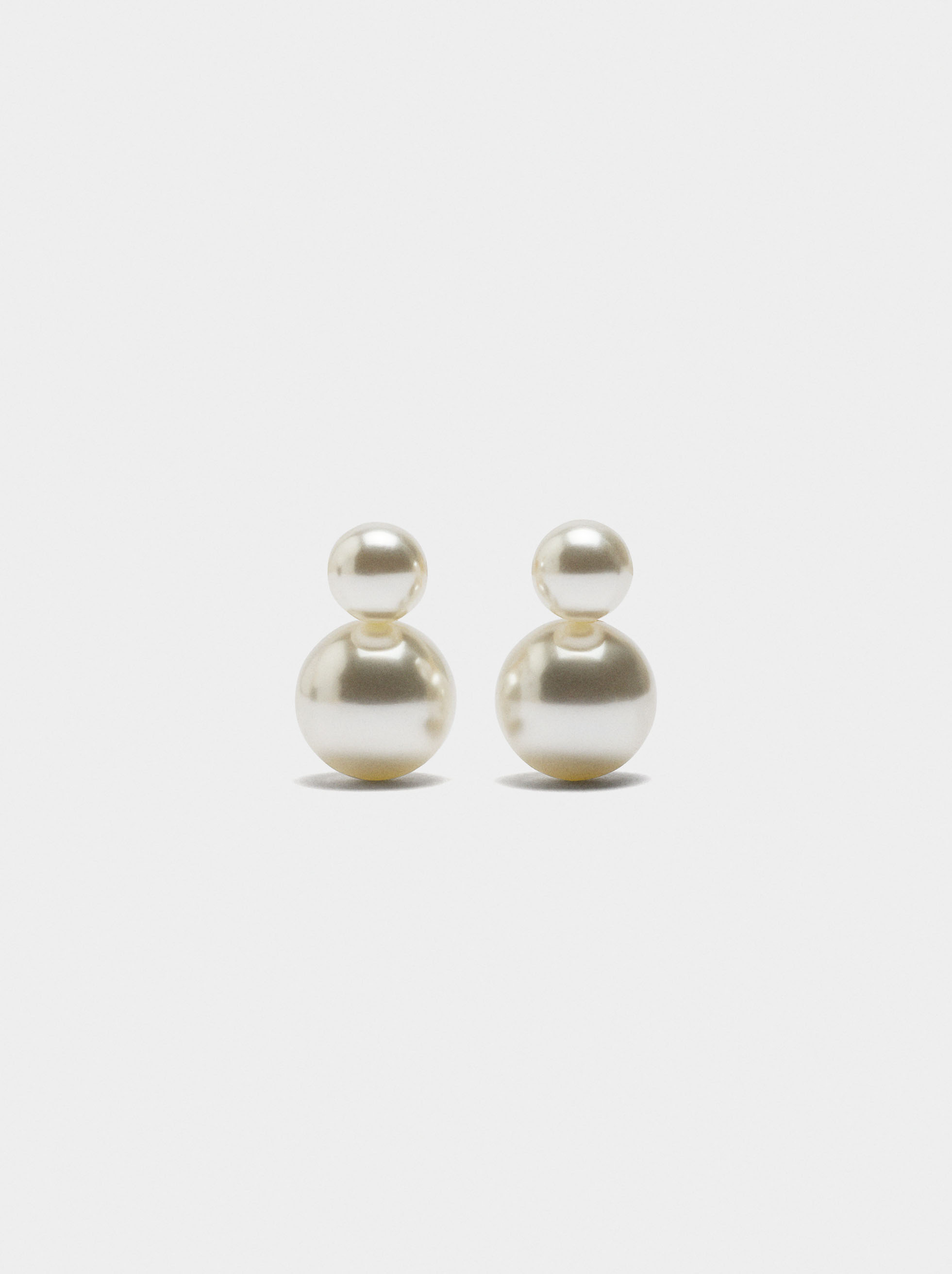 Short earrings with pearls image number 0.0