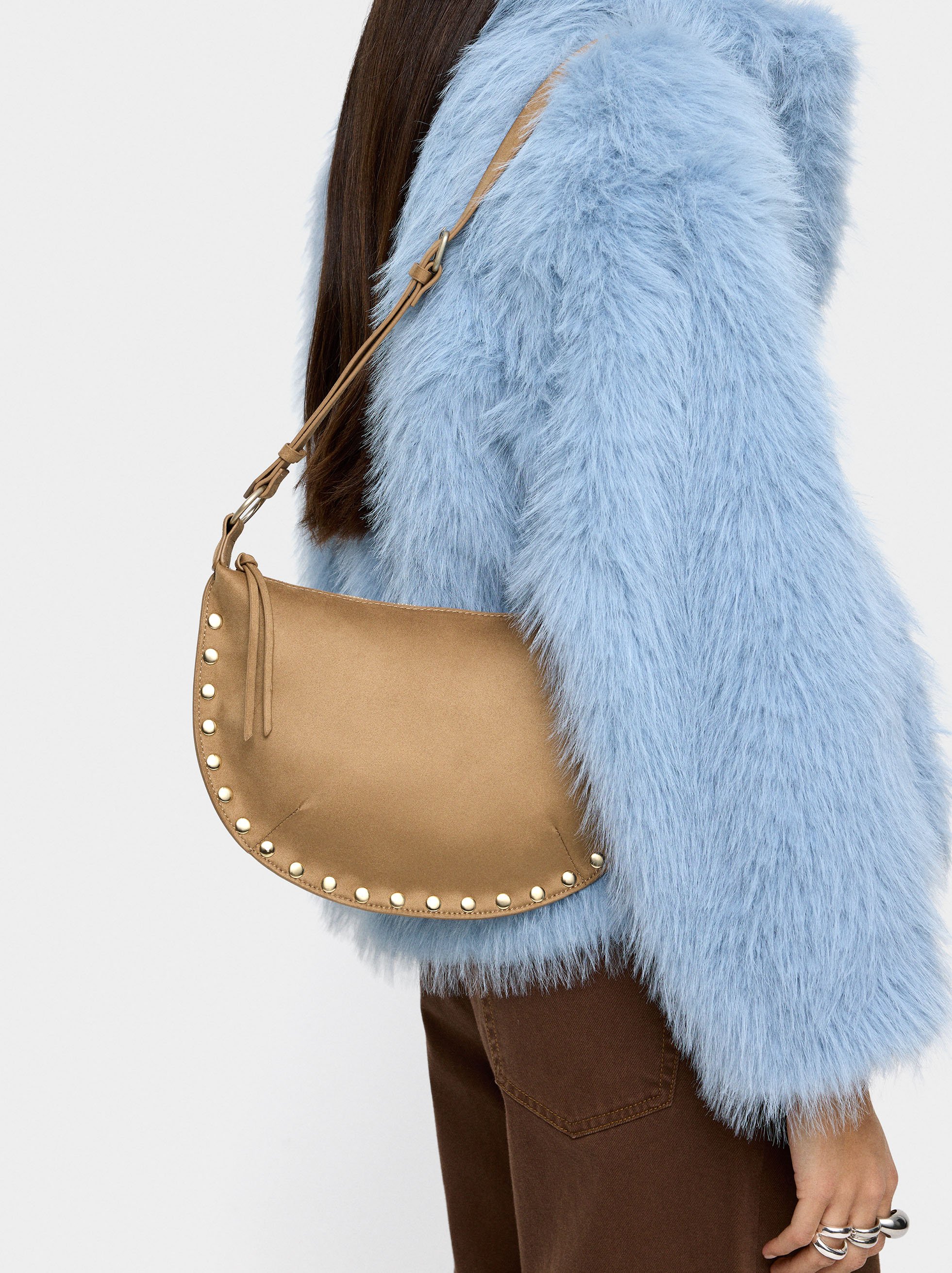 Bolso de hombro con tachuelas efecto piel image number 1.0