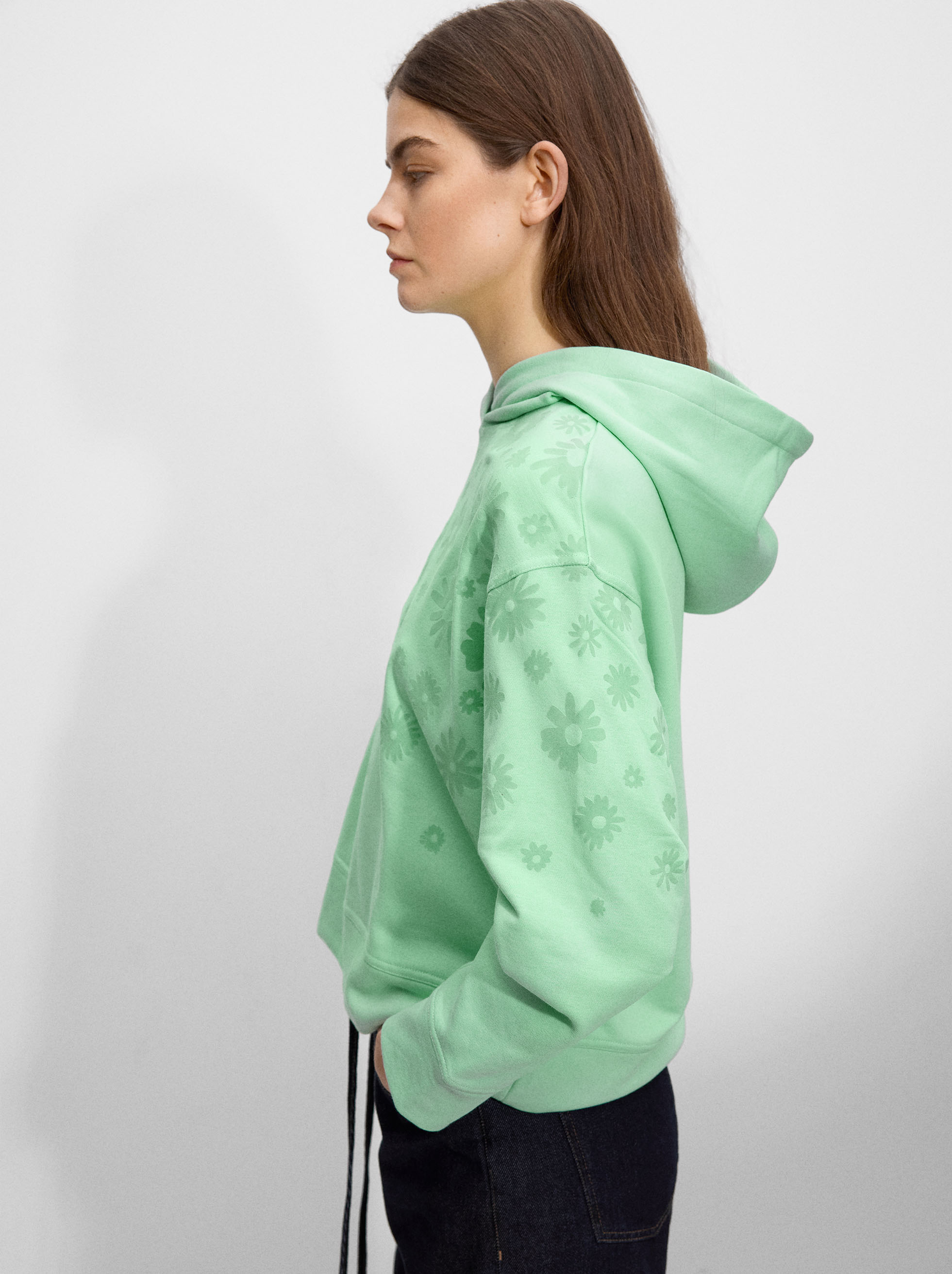 Sudadera con estampado floral y capucha image number 3.0