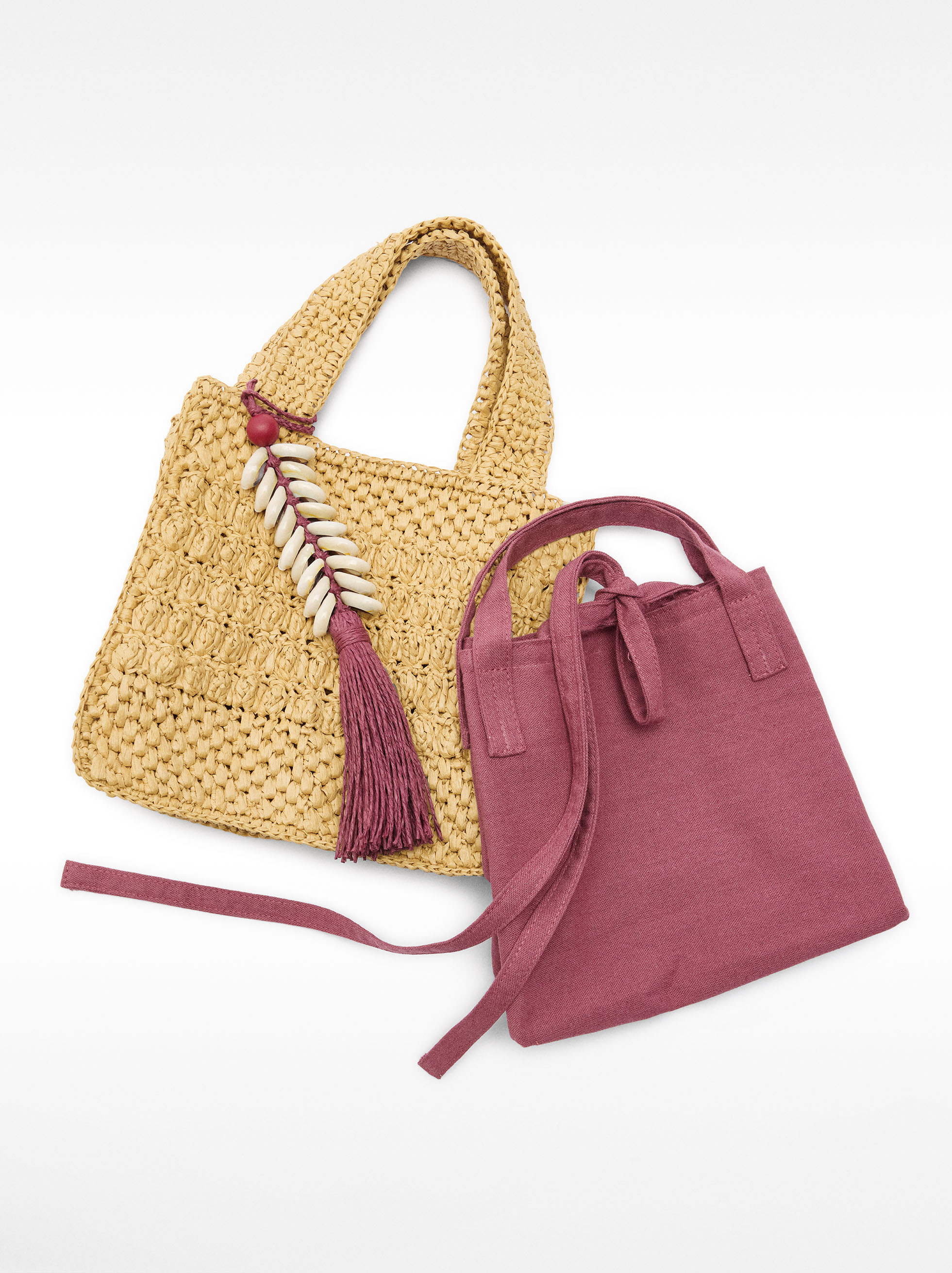 Straw-effect tote bag with hanging shells detail S  image number 4.0