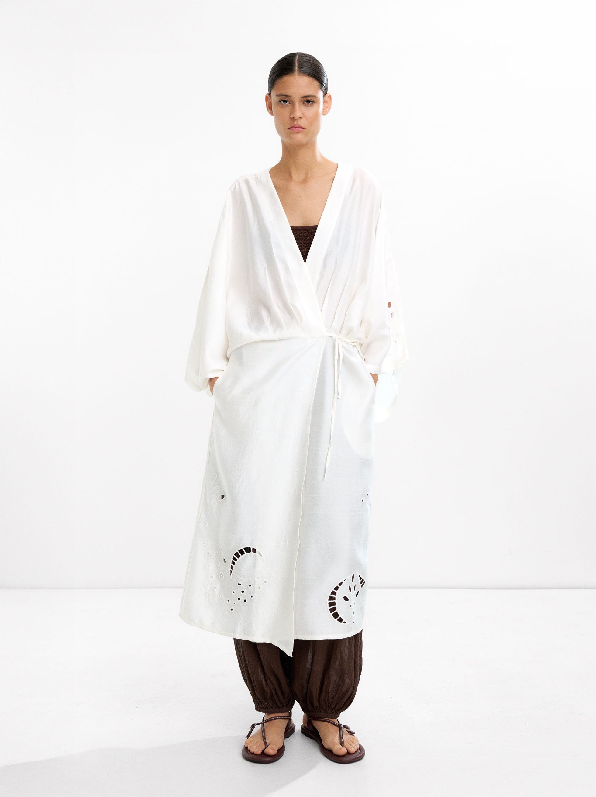 Long kimono with pierced embroidery image number 4.0
