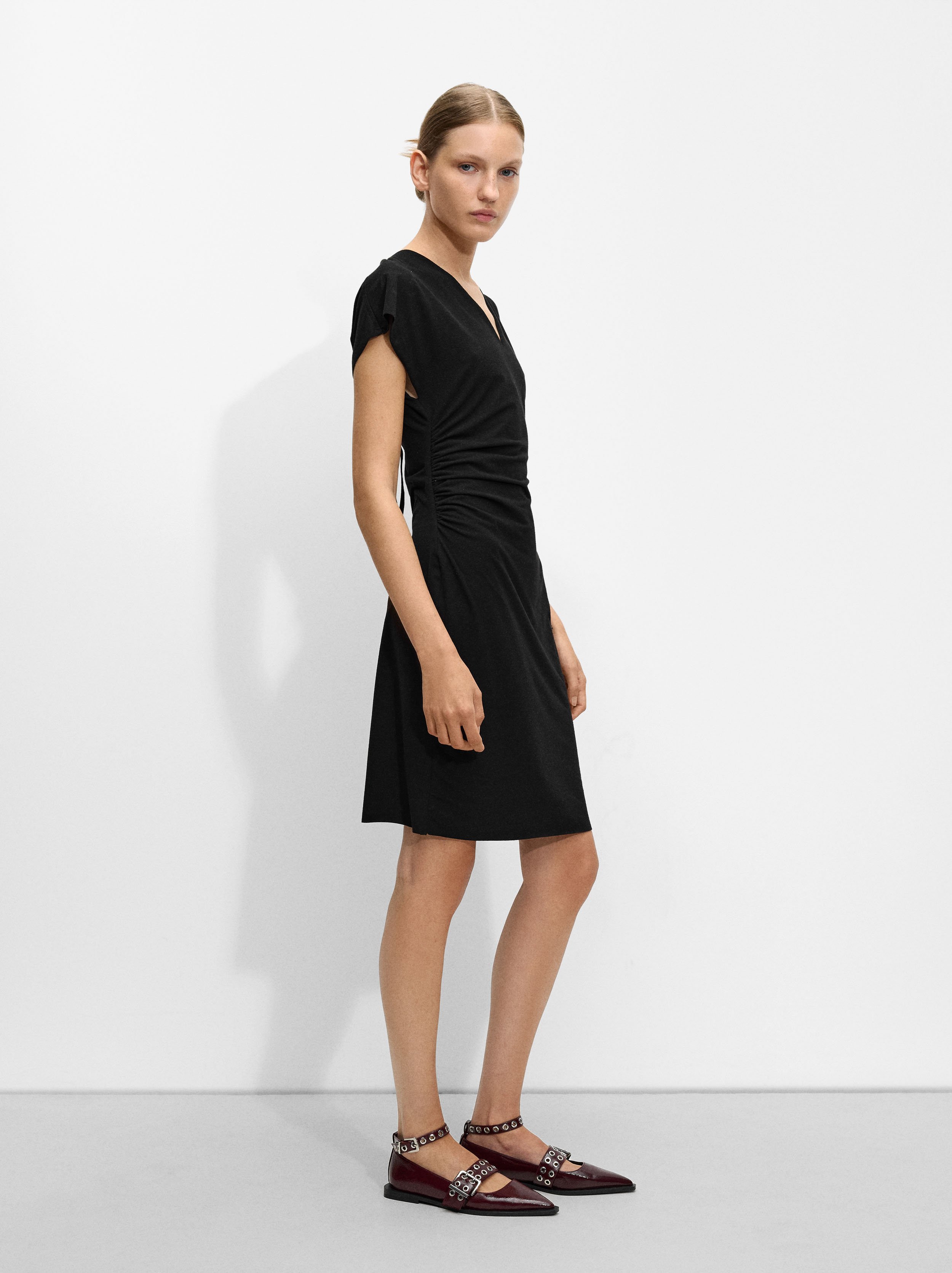 Vestido corto con detalle lateral image number 1.0