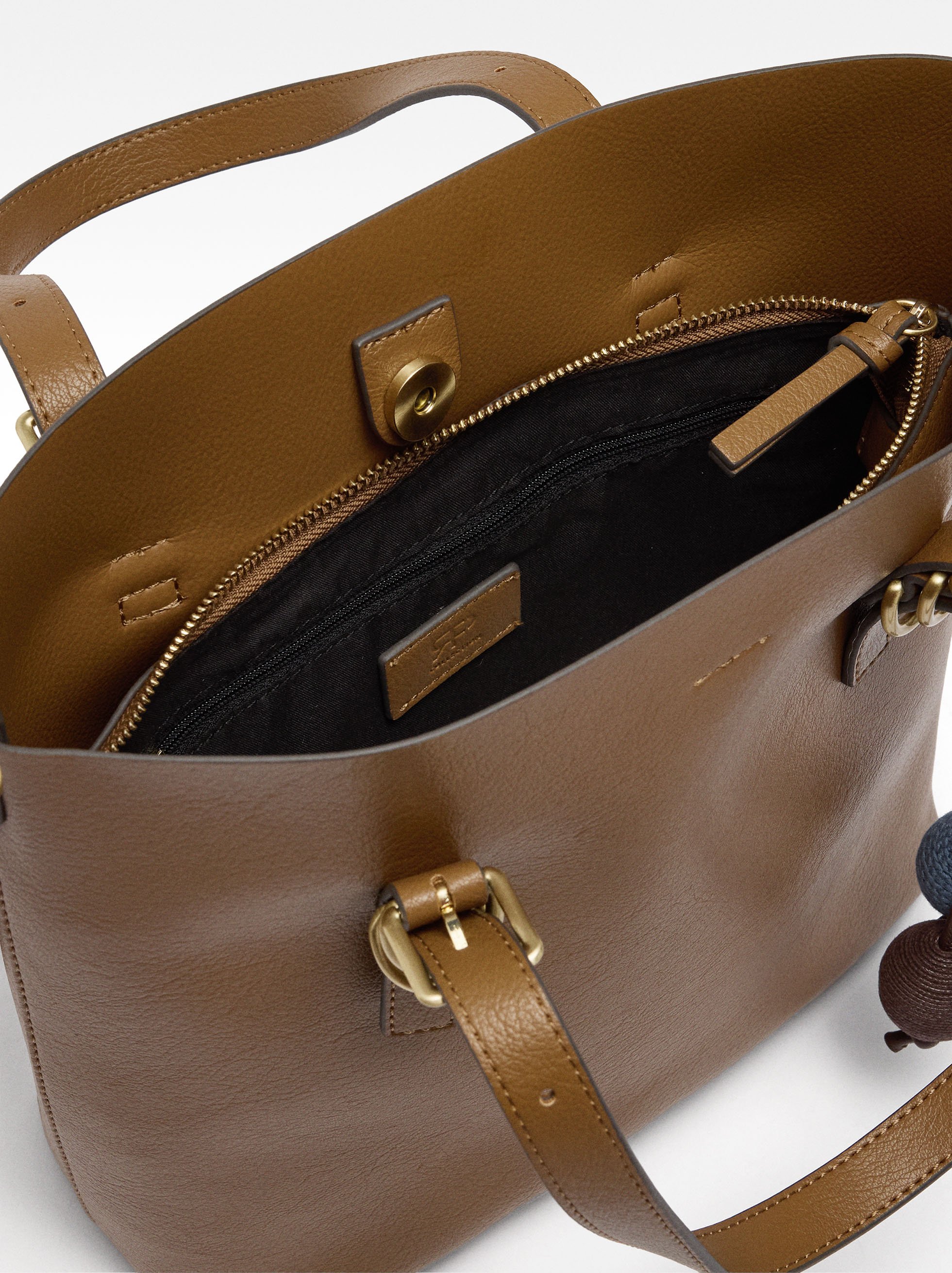 Tote bag with charm image number 3.0