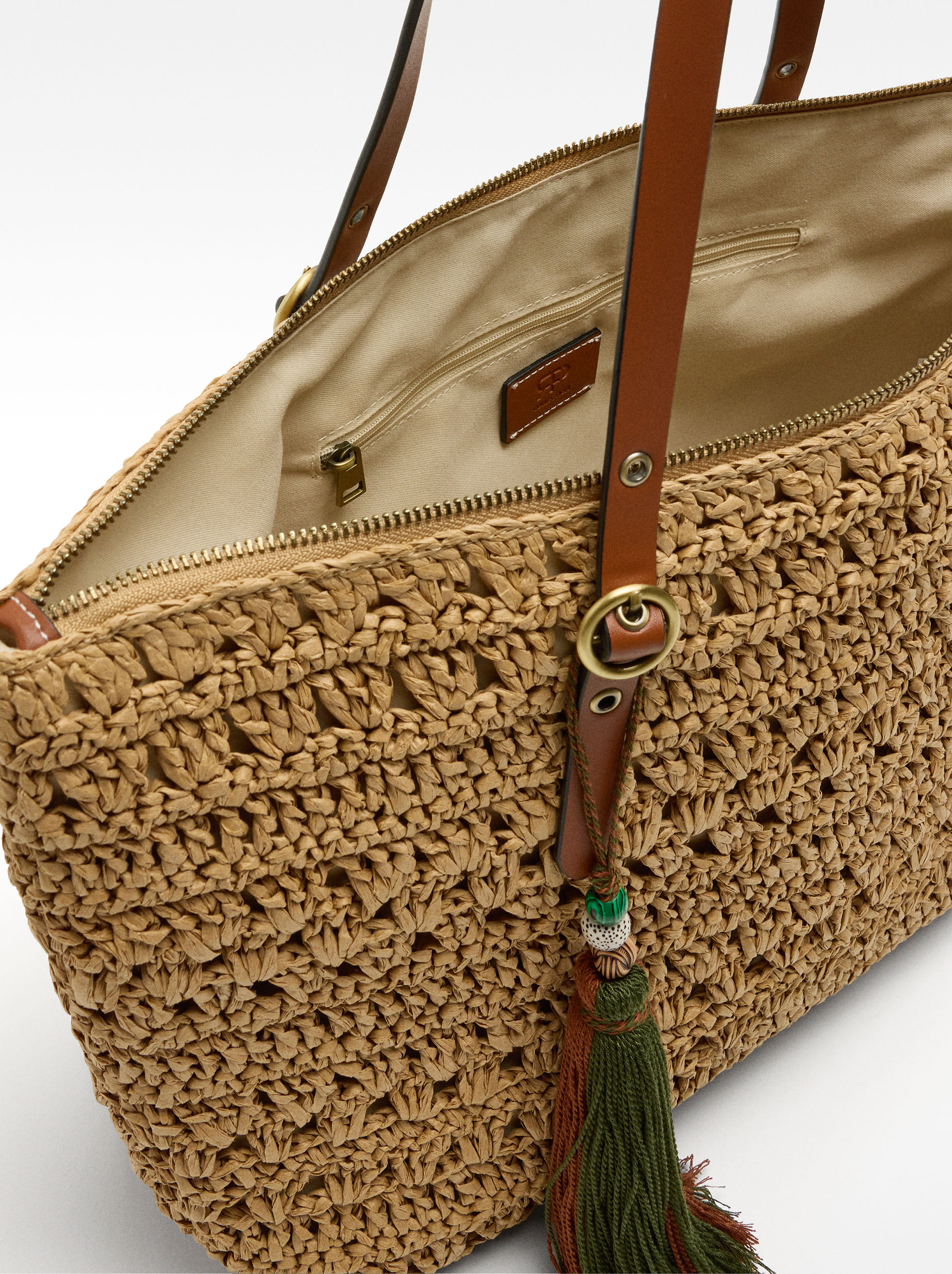 Straw-effect shopper bag with charm image number 3.0