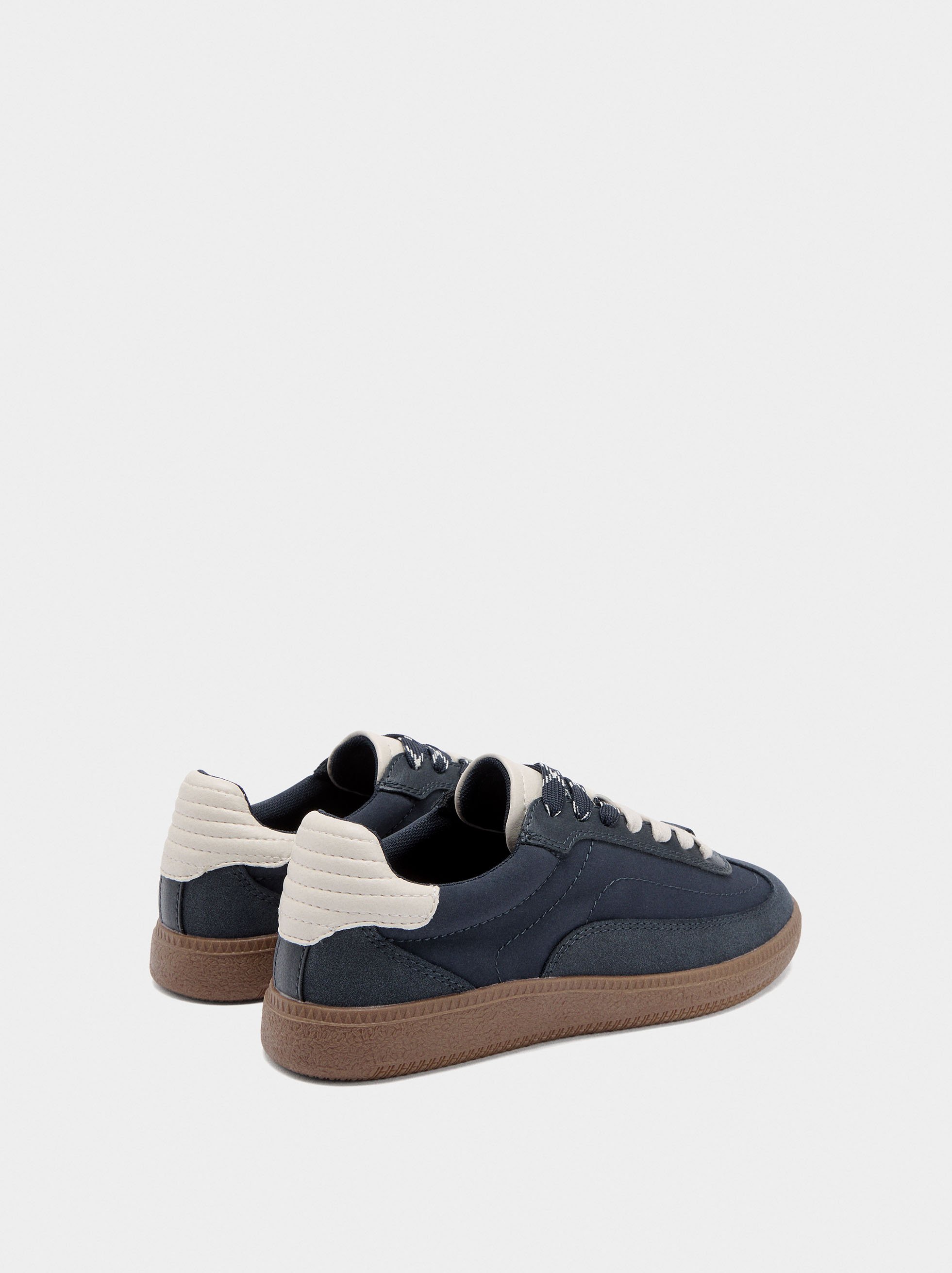 Baskets contrast&eacute;es &agrave; doubles lacets image number 3.0