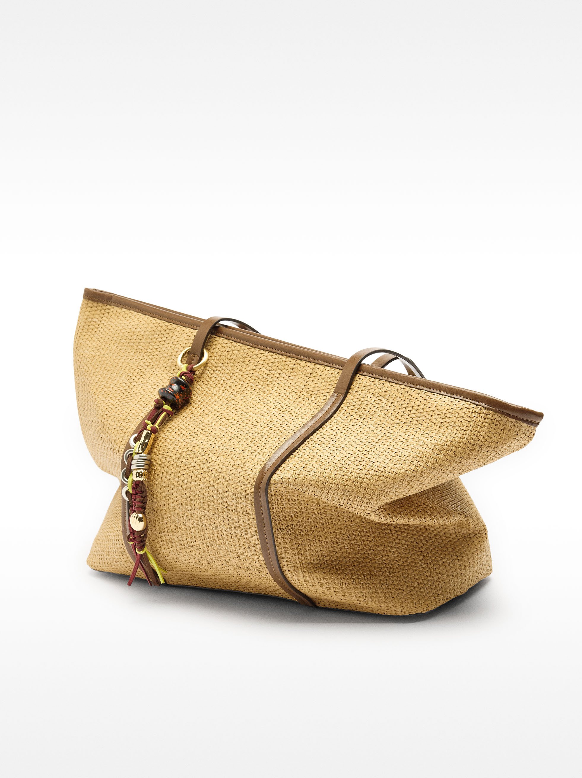 Bolso shopper de efecto rafia con colgante image number 5.0