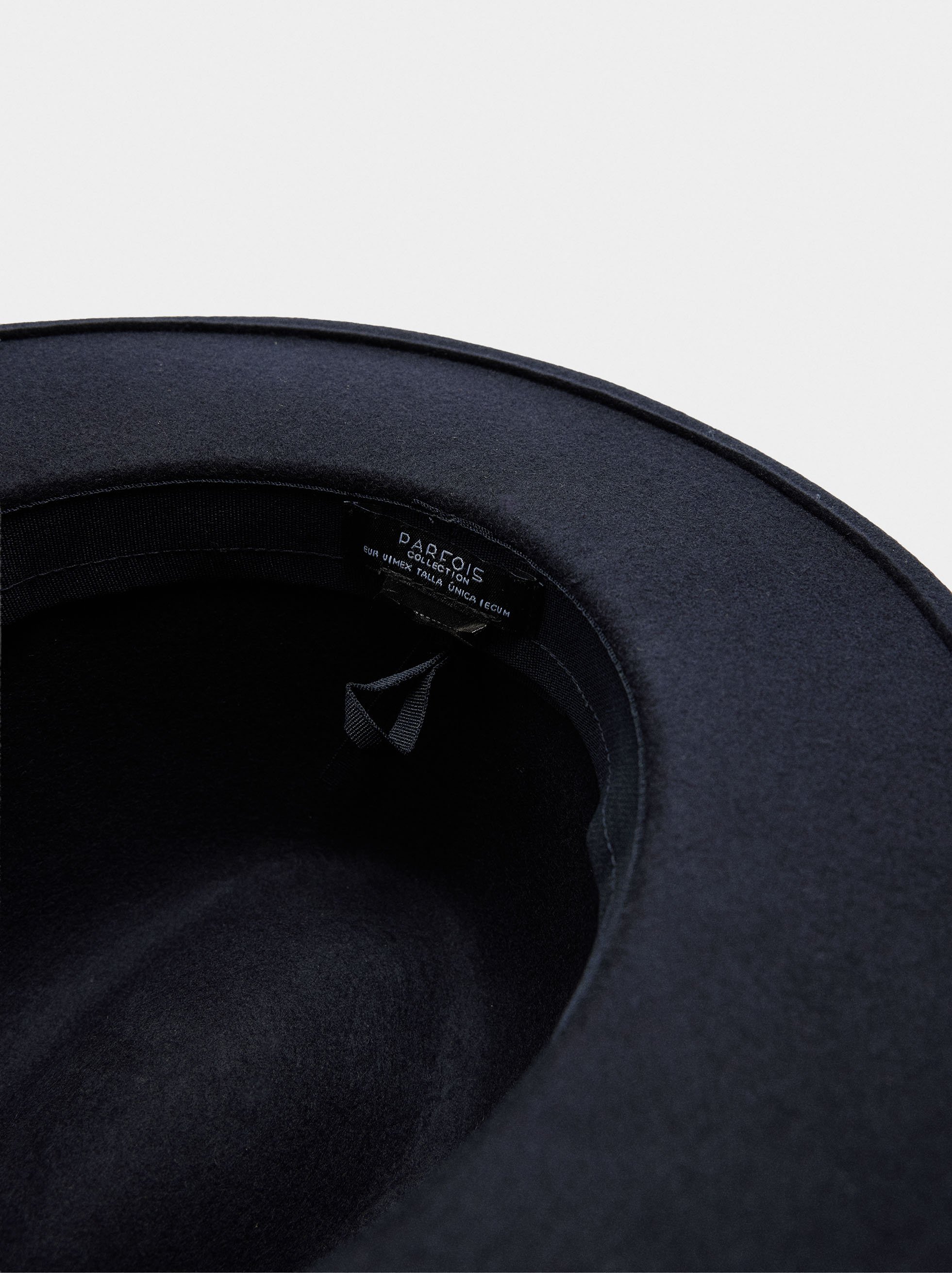 Hat with wool and leather belt image number 4.0