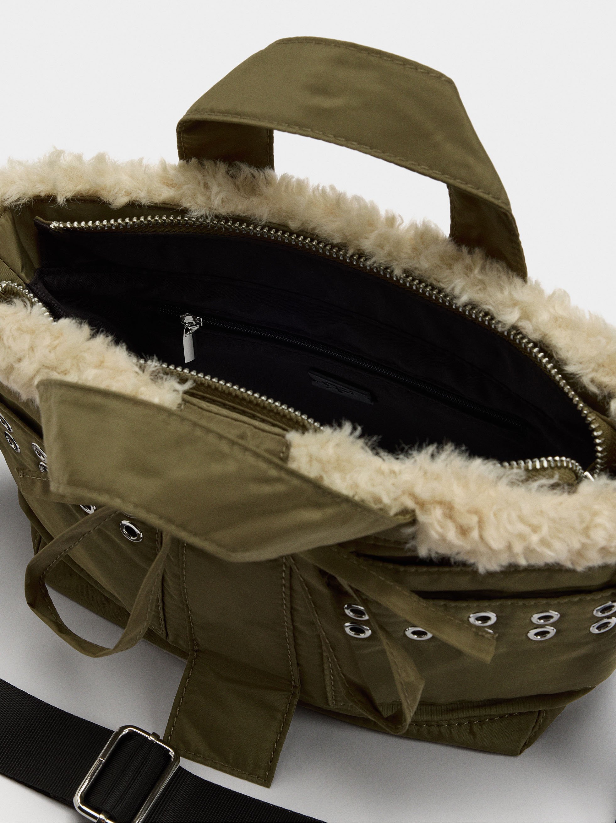Tote bag of nylon with edge fur effect image number 4.0
