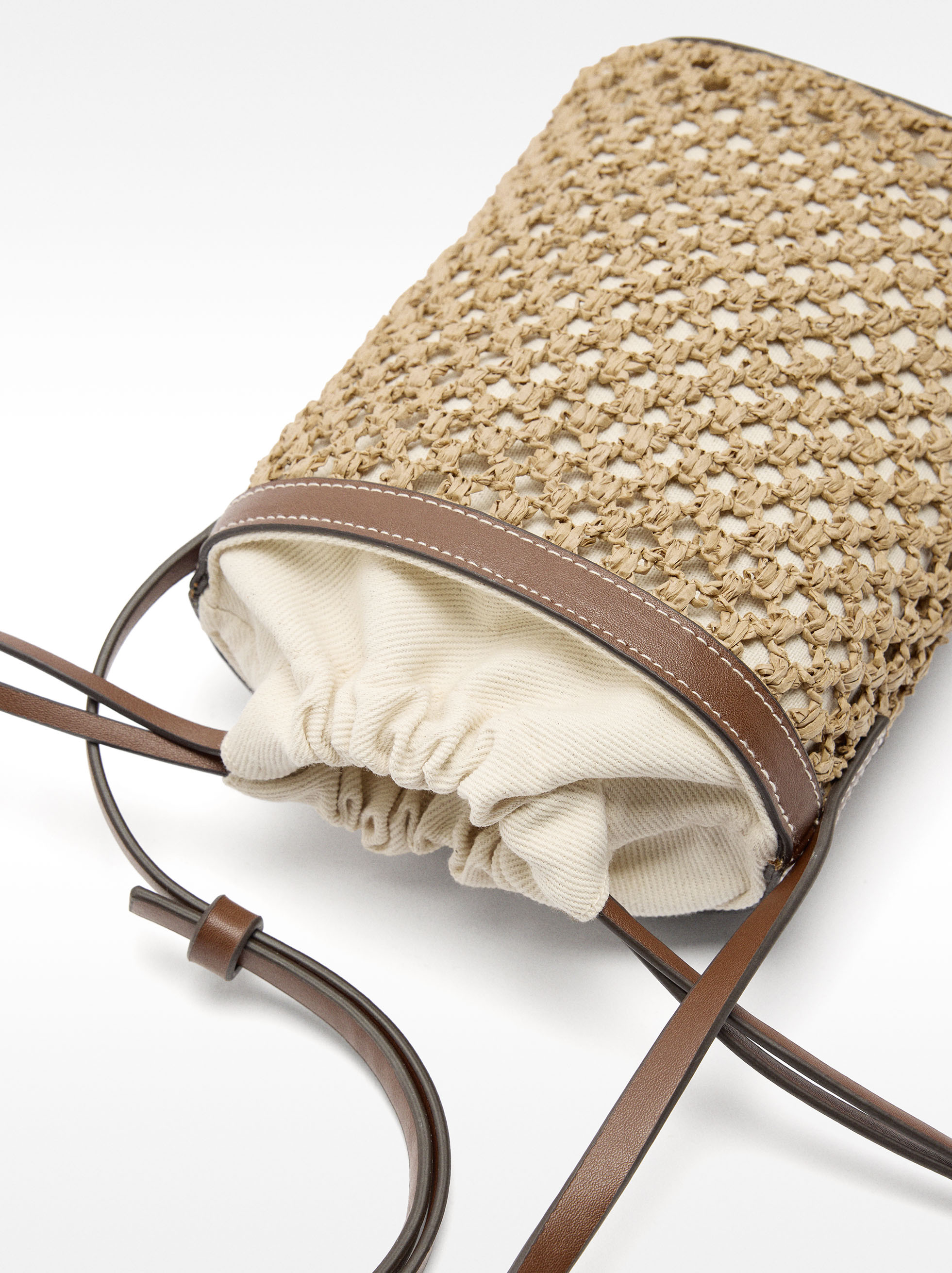Bucket bag straw effect image number 2.0