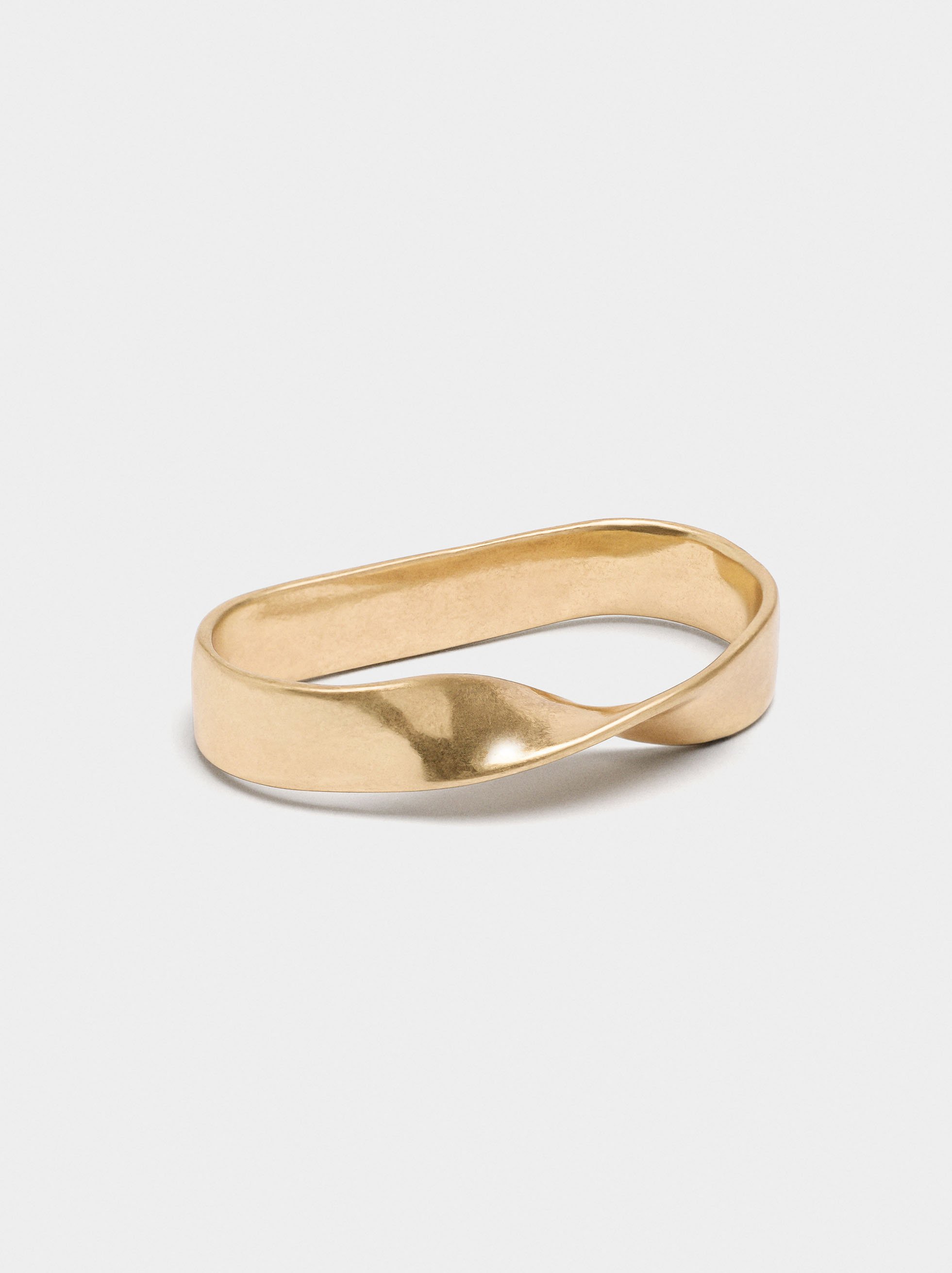 Double ring with twisted effect image number 3.0