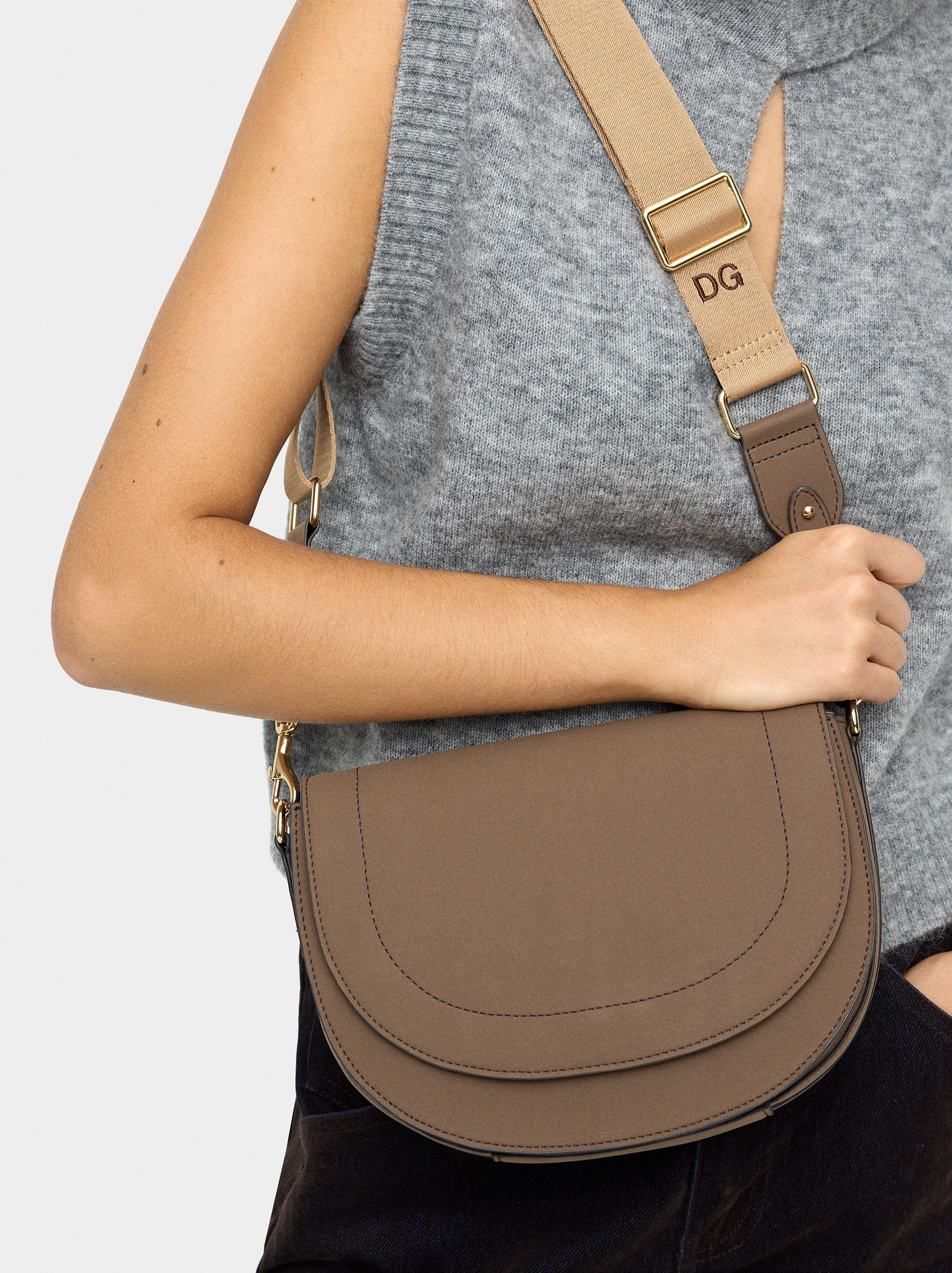 Ovalförmige Umhängetasche mit Klappe image number 1.0